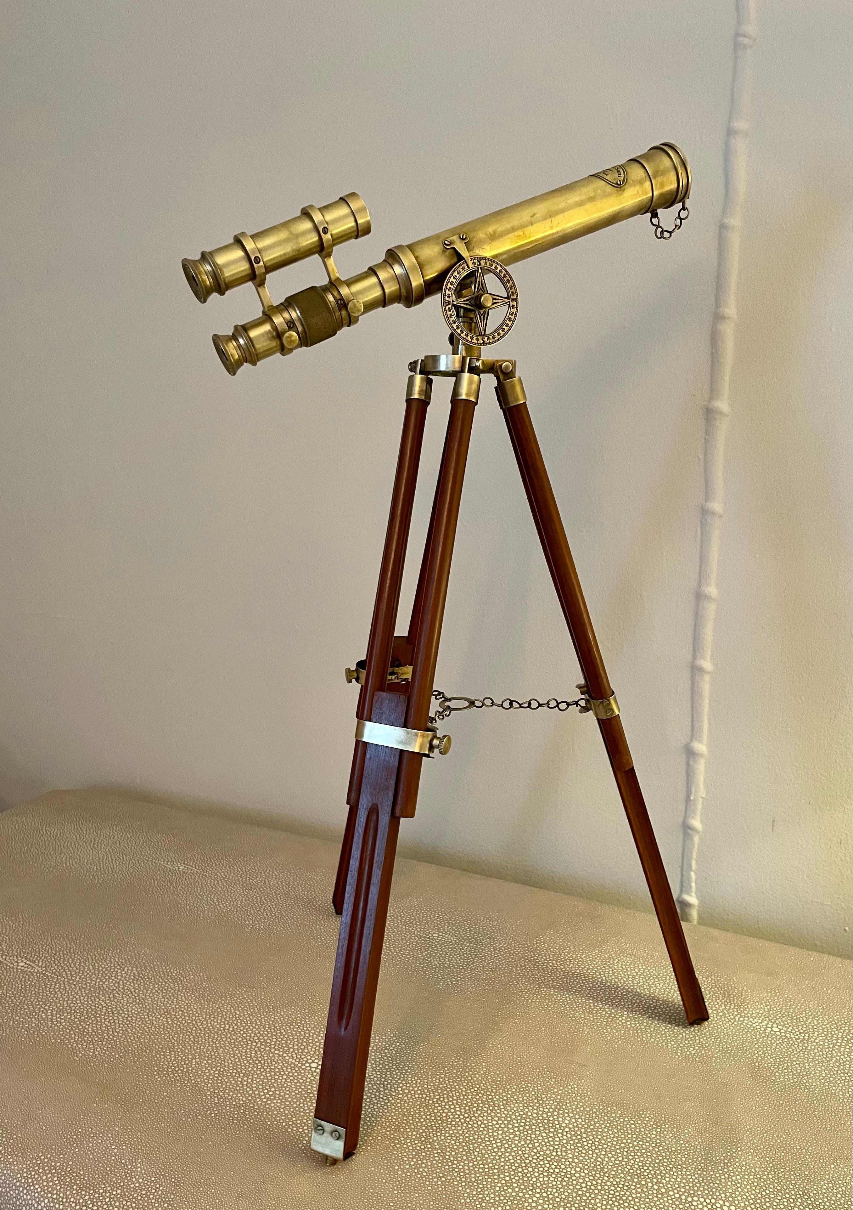 A wonderful decorative telescope, if great condition... in the style of Ralph Lauren.. Full working condition! Eyepiece can be detached to a make a pair of binoculars. 


Measurements: 

Full height 28