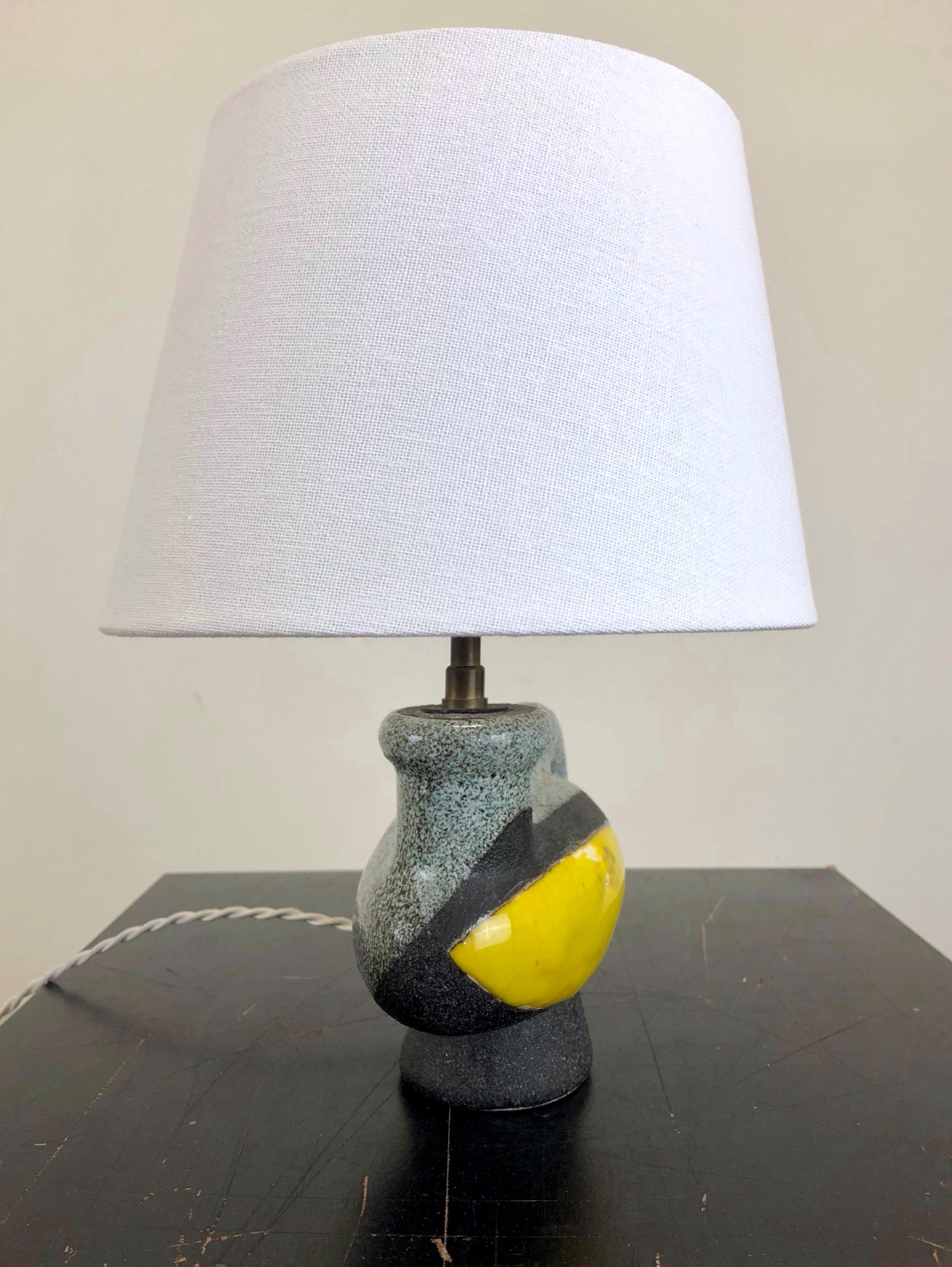 A pair of 1950 ceramic table lamps by Gilbert Valentin for Les Archanges Ateliers.

Signed on the back.

Fully rewired and perfect shape.

Dimensions:
Ceramic part: Height : 13 cms; Length: 17 cms.
Height with shade: around 30 cms.