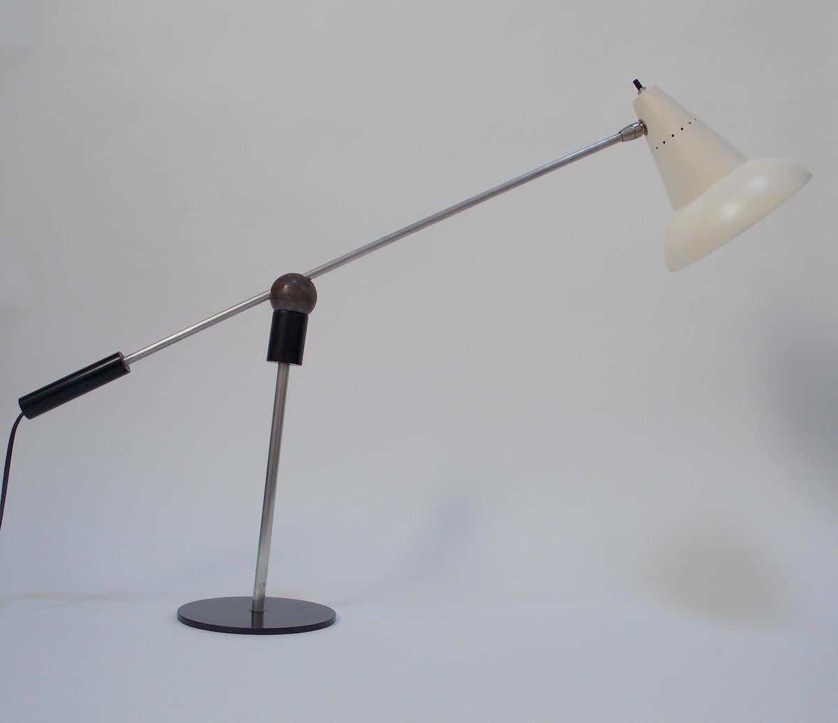 Eine Variation des klassischen MOMA-Beispiels für kostengünstige Beleuchtung.
Hergestellt von Heifetz in den 1950er Jahren unter Verwendung eines runden, drehbaren Magneten.
 