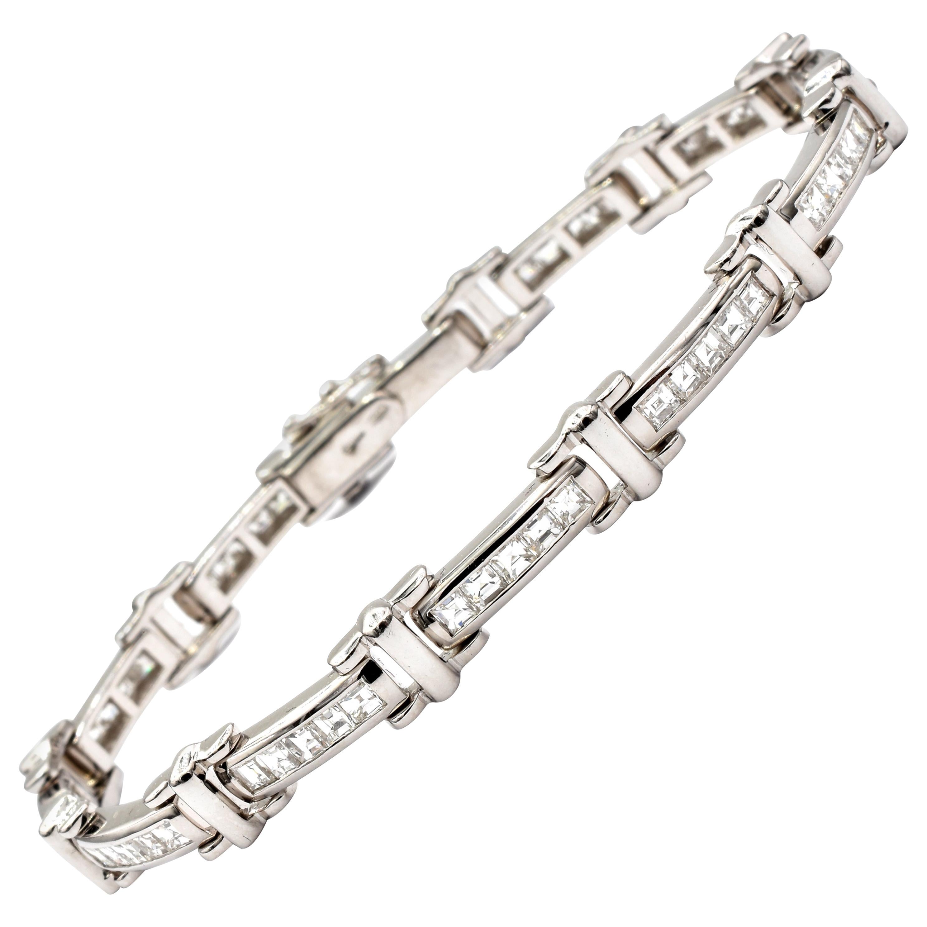 Gilberto Cassola Bracelet tennis en or blanc avec diamants baguettes, fabriqué en Italie en vente