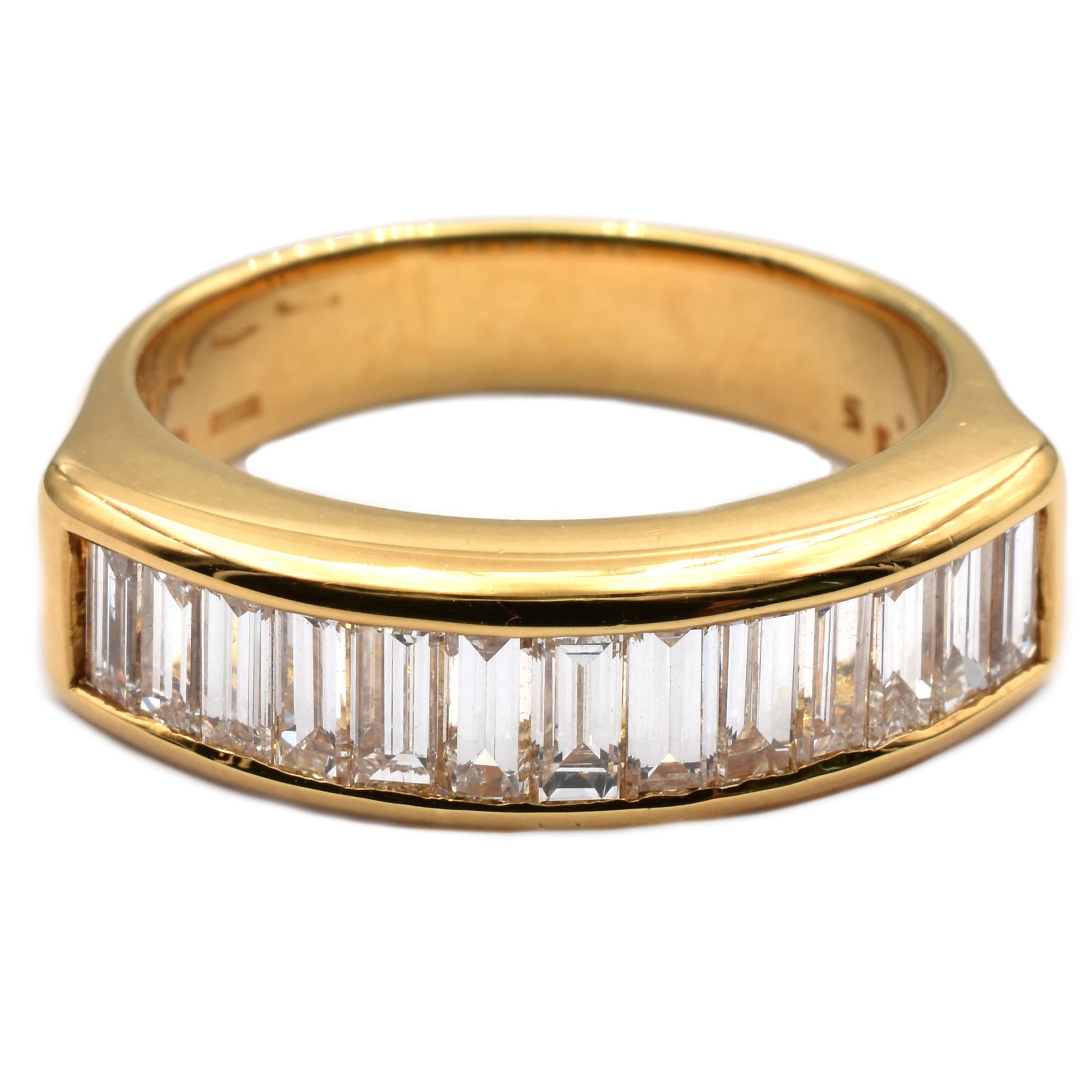 Gilberto Cassola 18Kt Yellow Gold Ring with Baguette Diamonds.
Handmade in Italy in Our Athelier in Valenza (AL).
18Kt Gold g 8,20
F Color VVS Clarity Baguette Diamonds Total Weight ct 1.35
This Ring is a Regular Size 53 (EU) and can be delivered in