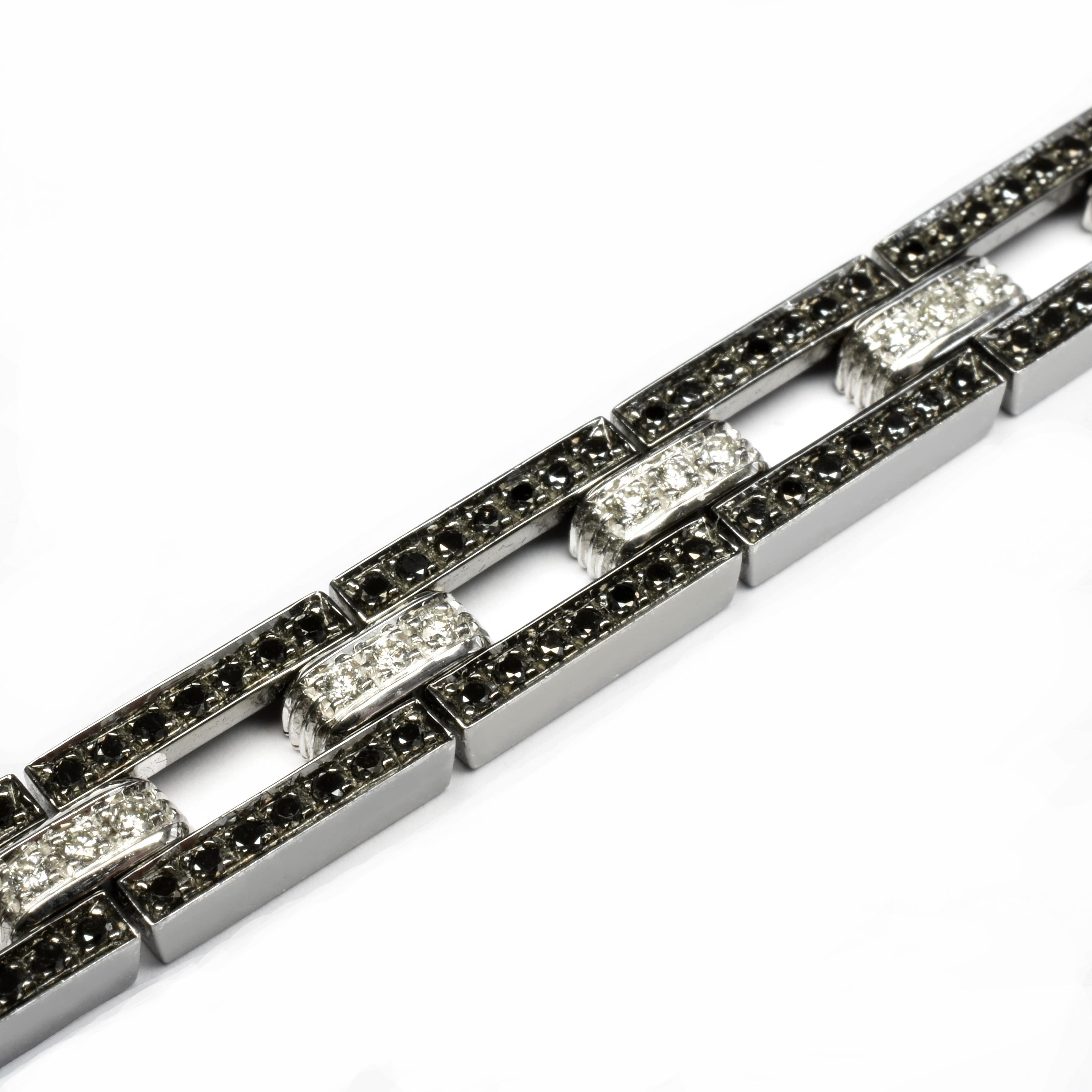 Contemporary Black and White Diamonds Black Gold Bracelet Made in Italy For Sale