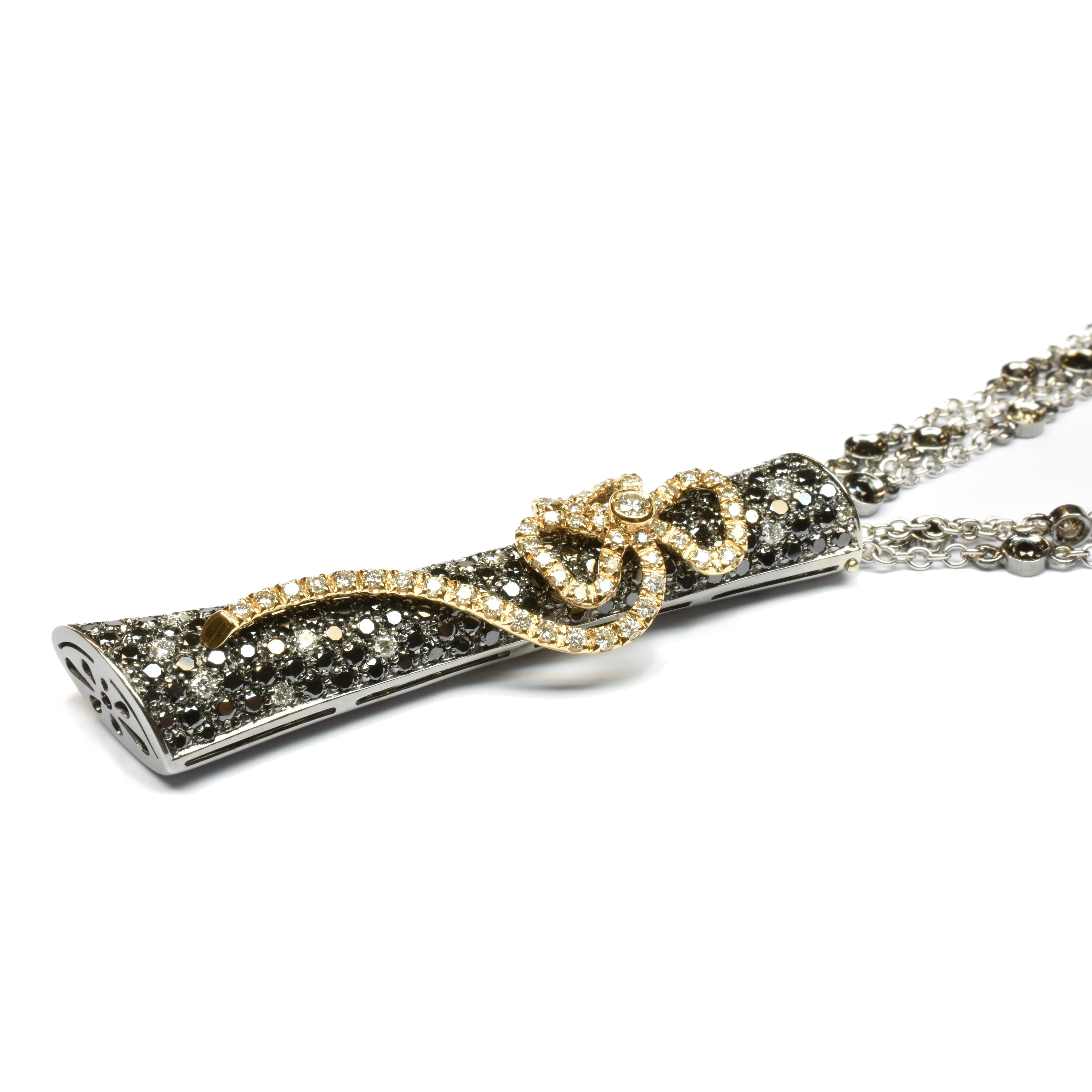 Gilberto Cassola Halskette aus schwarzem Rhodium 18Kt Gold mit schwarzen und weißen Diamanten mit einer Blume aus 18Kt Roségold mit weißen Diamanten.
Einzigartiges Stück. Handgefertigt in unserem Atelier in Valenza (Italien). 
50 cm 18Kt Weißgold