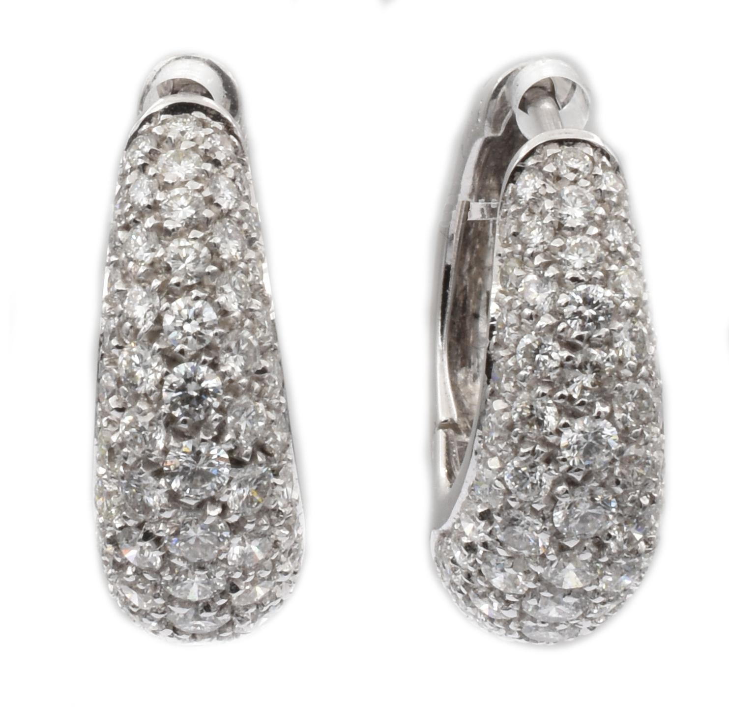 Gilberto Cassola 18Kt White Gold Hoop Earrings with White Diamonds.
Handmade in Italy in our Atelier in Valenza (AL).
Classy and Elegant Earrings perfect for an everyday use. a Perfect mach with our ref. 0752 Ring.
18Kt Gold g 11.60
G Color Vs