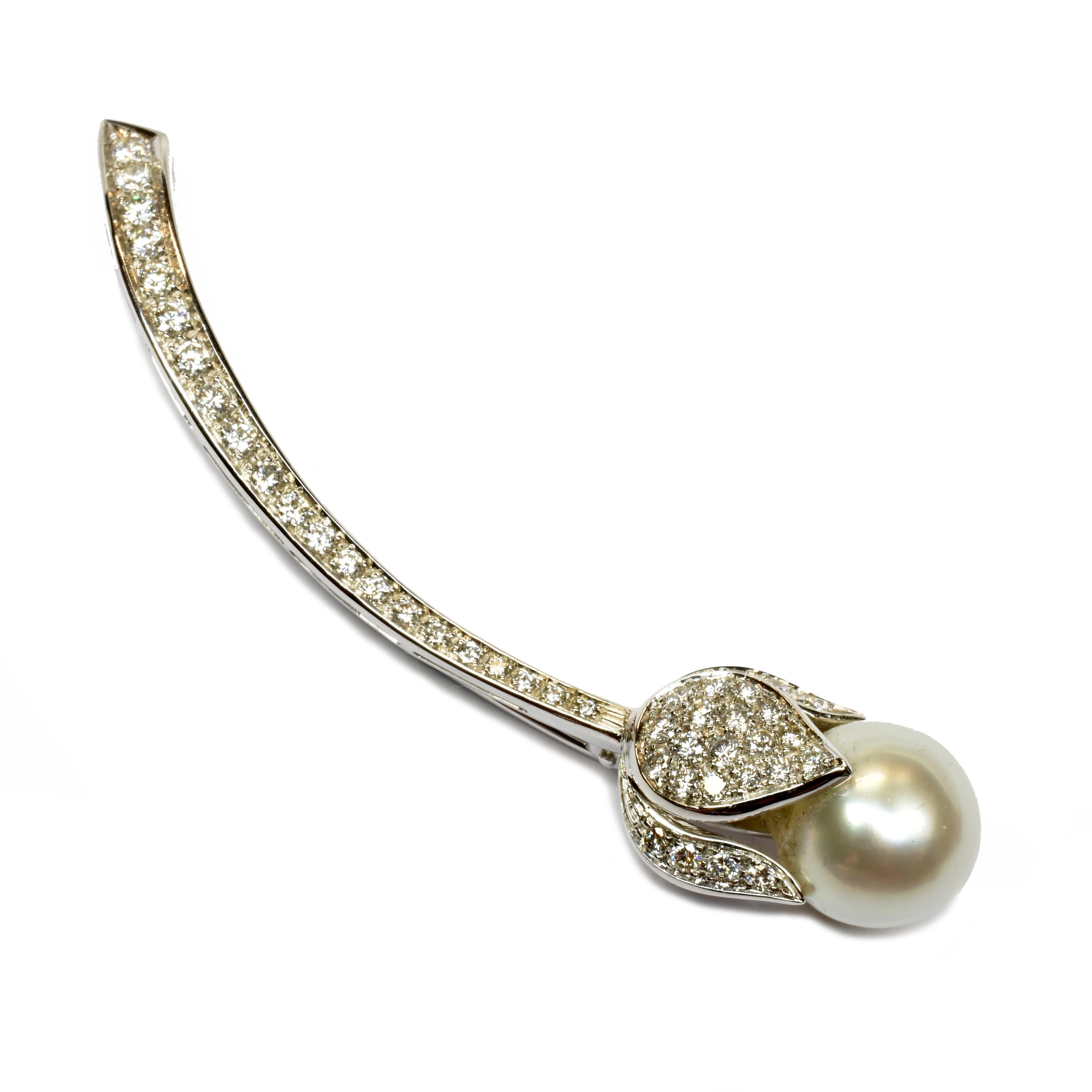 Gilberto Cassola 18Kt Gold Floral Brooch with Diamonds and South Sea Pearl.
South Sea Pearl with a Diameter of 12 mm and a nice White/White-Silver Color.
Unique Piece Handmade in our Atelier in Valenza Italy.
Looks perfect on a Business Jacket or on