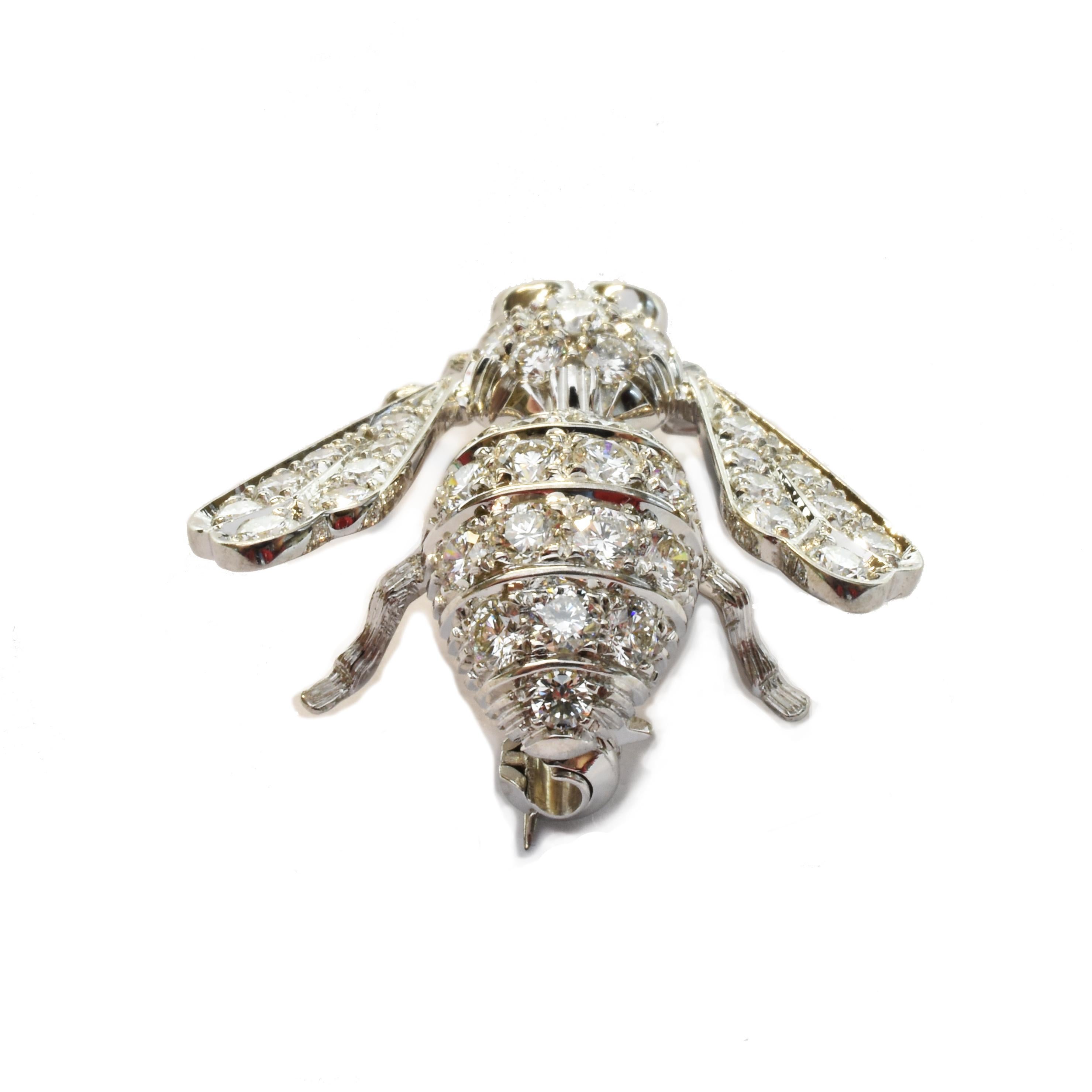 Contemporary Diamonds Gold Bee Brooch, Made in Italy For Sale