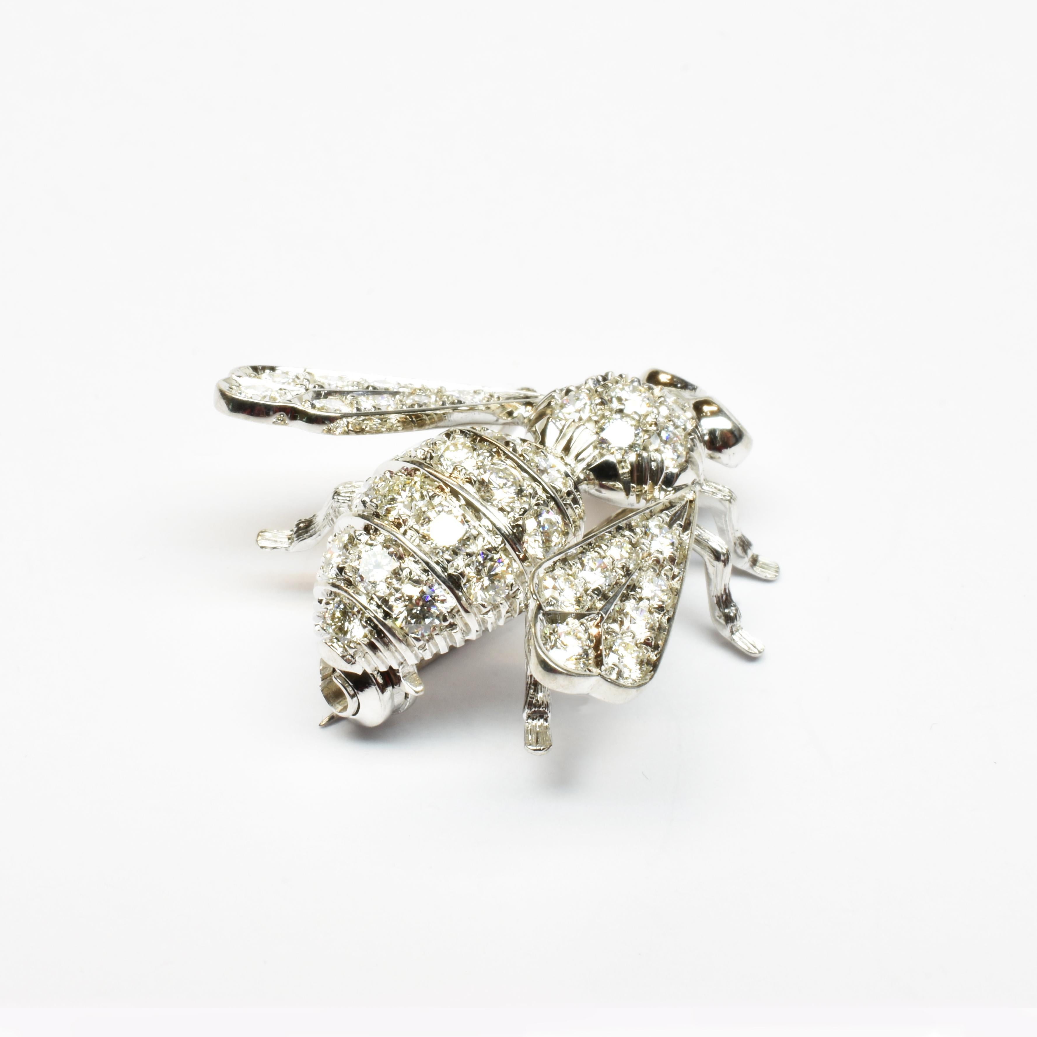 Round Cut Diamonds Gold Bee Brooch, Made in Italy For Sale