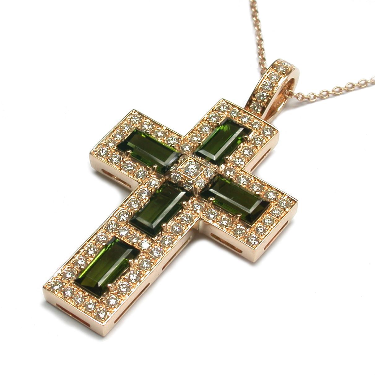 Gilberto Cassola 18Kt Rose Gold Cross Pendant with Green Tourmaline Baguettes and White Diamonds.
Handmade in our Atelier in Valenza Italy.
This Piece comes with a 46 cm 18Kt rose Gold Chain.
A Modern and Stylish Cross for an everyday use.
G Color