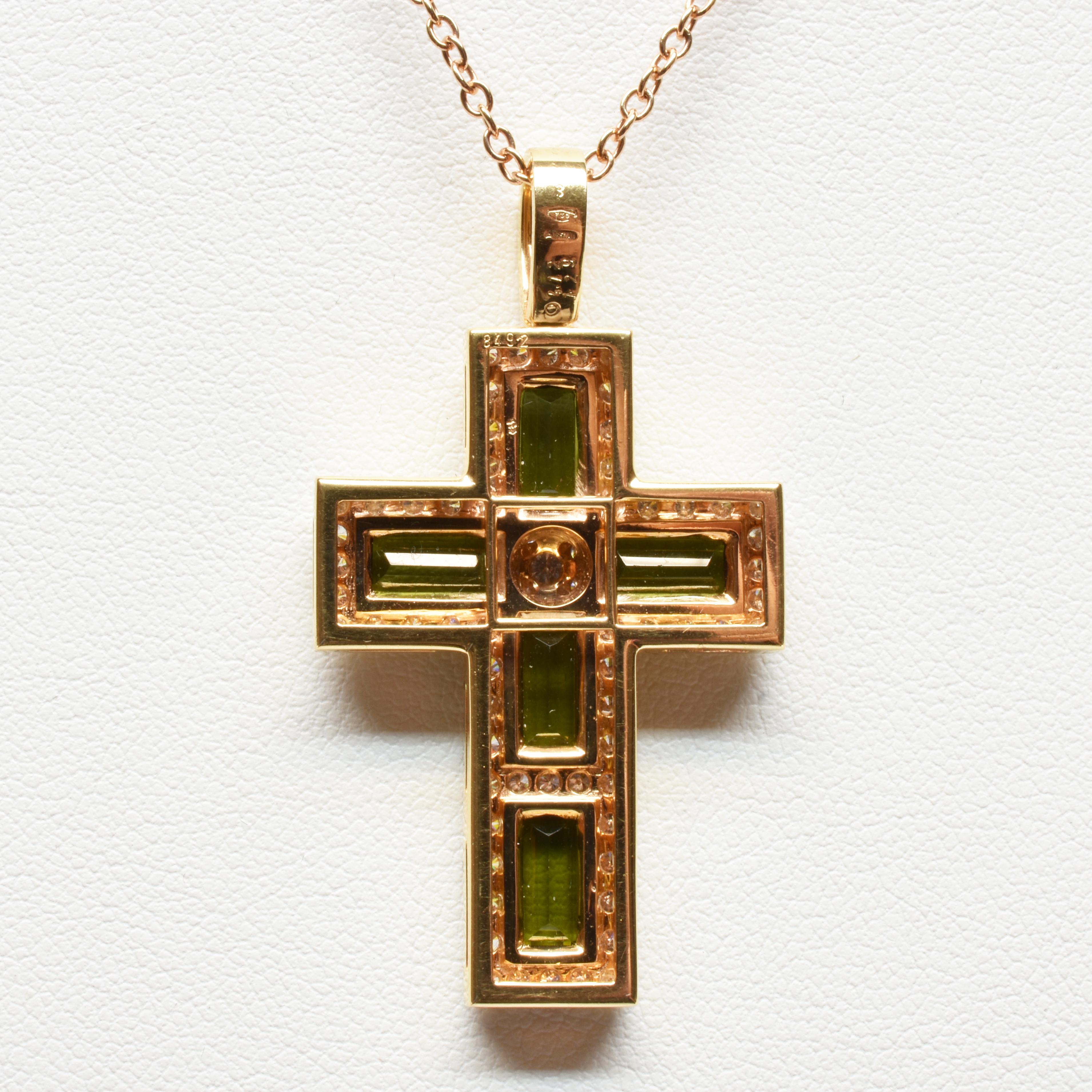 Green Tourmaline Baguettes and Diamonds Gold Cross Italy Made In New Condition For Sale In Valenza, AL