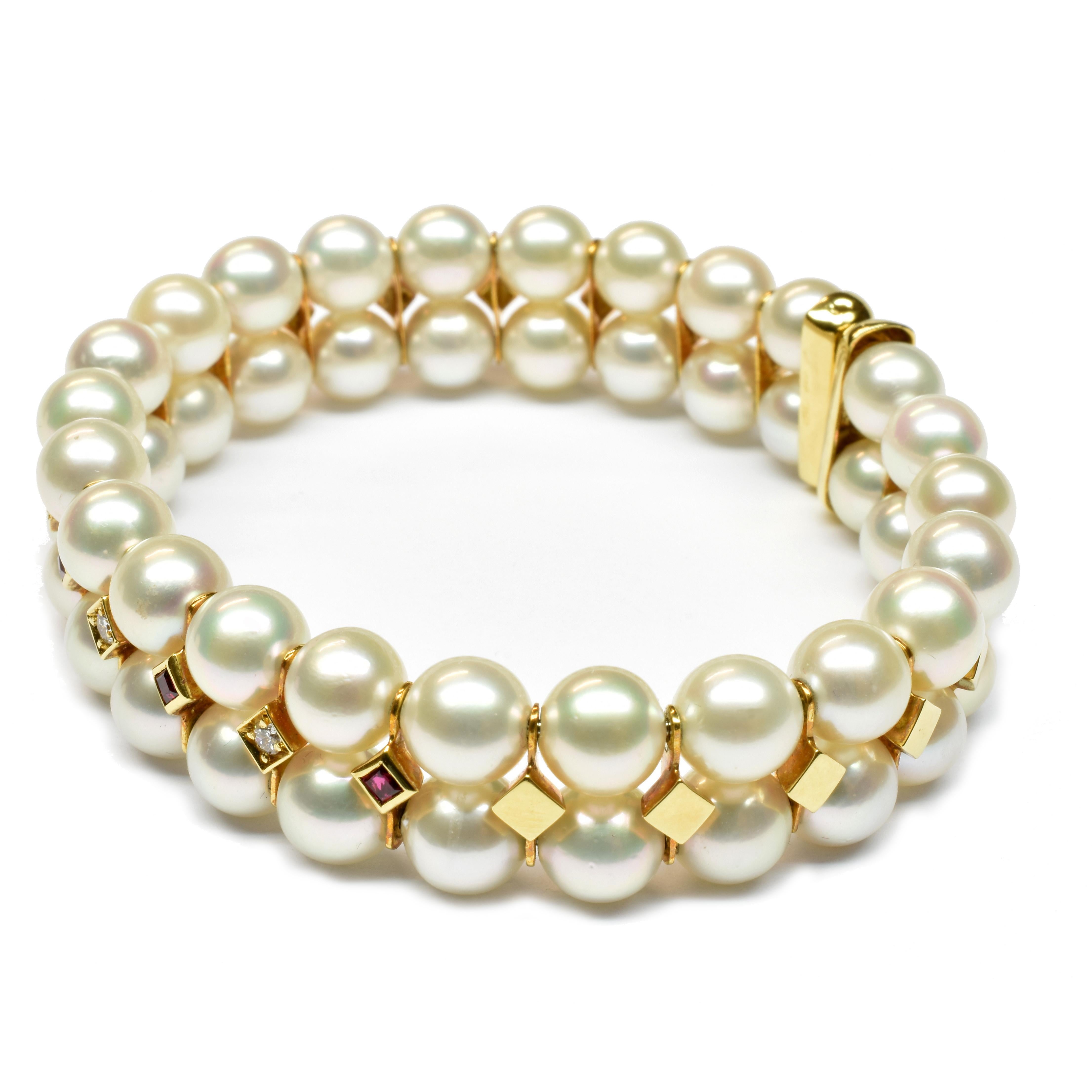 Bracelet souple en or jaune 18Kt Gilberto Cassola avec une double rangée de perles de culture japonaises naturelles (Akoya) de 7 mm. 
Perles de qualité supérieure avec un haut degré de rondeur et de couleur. Rubis taillés en carrè et diamants ronds