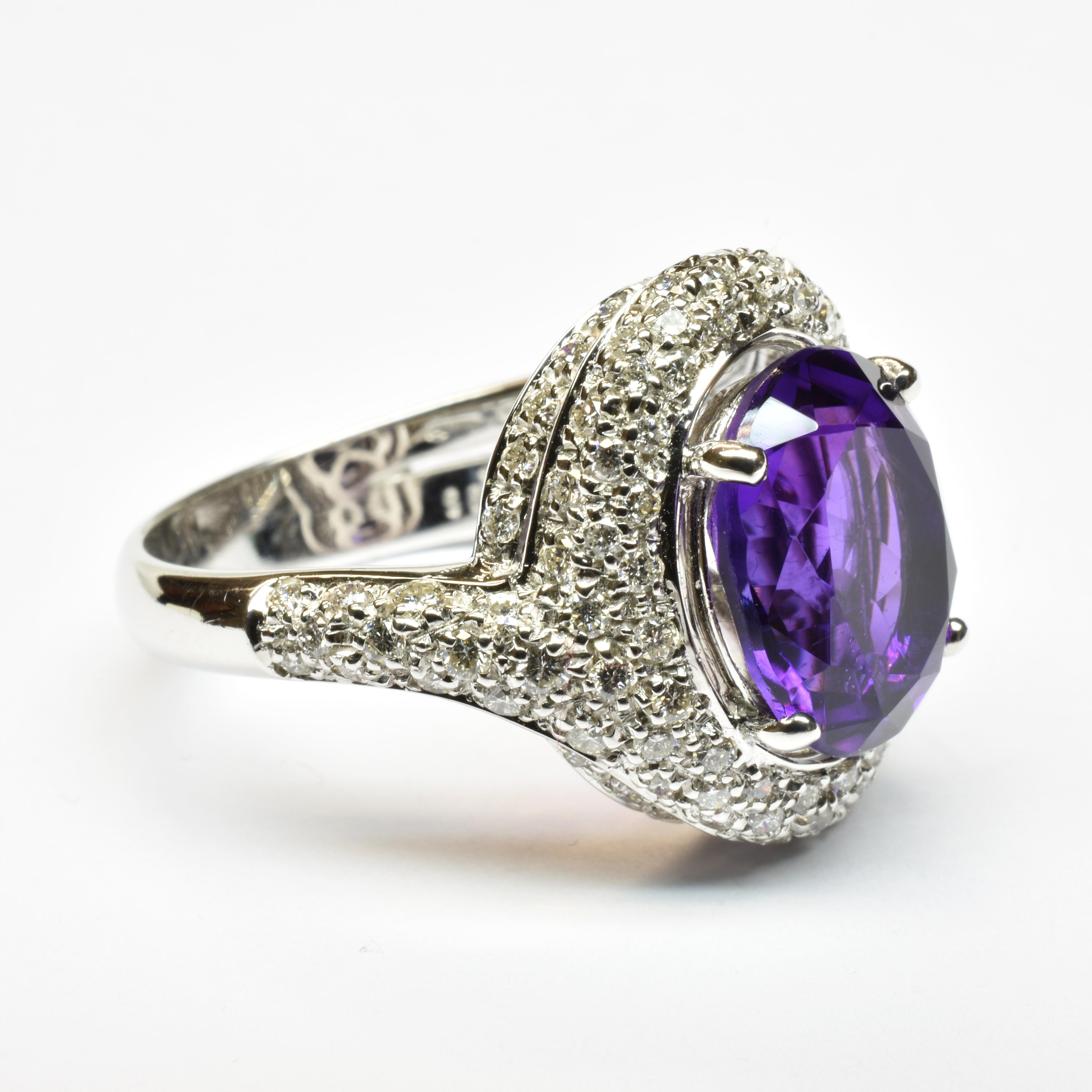 Goldring mit ovalem Amethyst und Diamanten, hergestellt in Italien (Ovalschliff) im Angebot