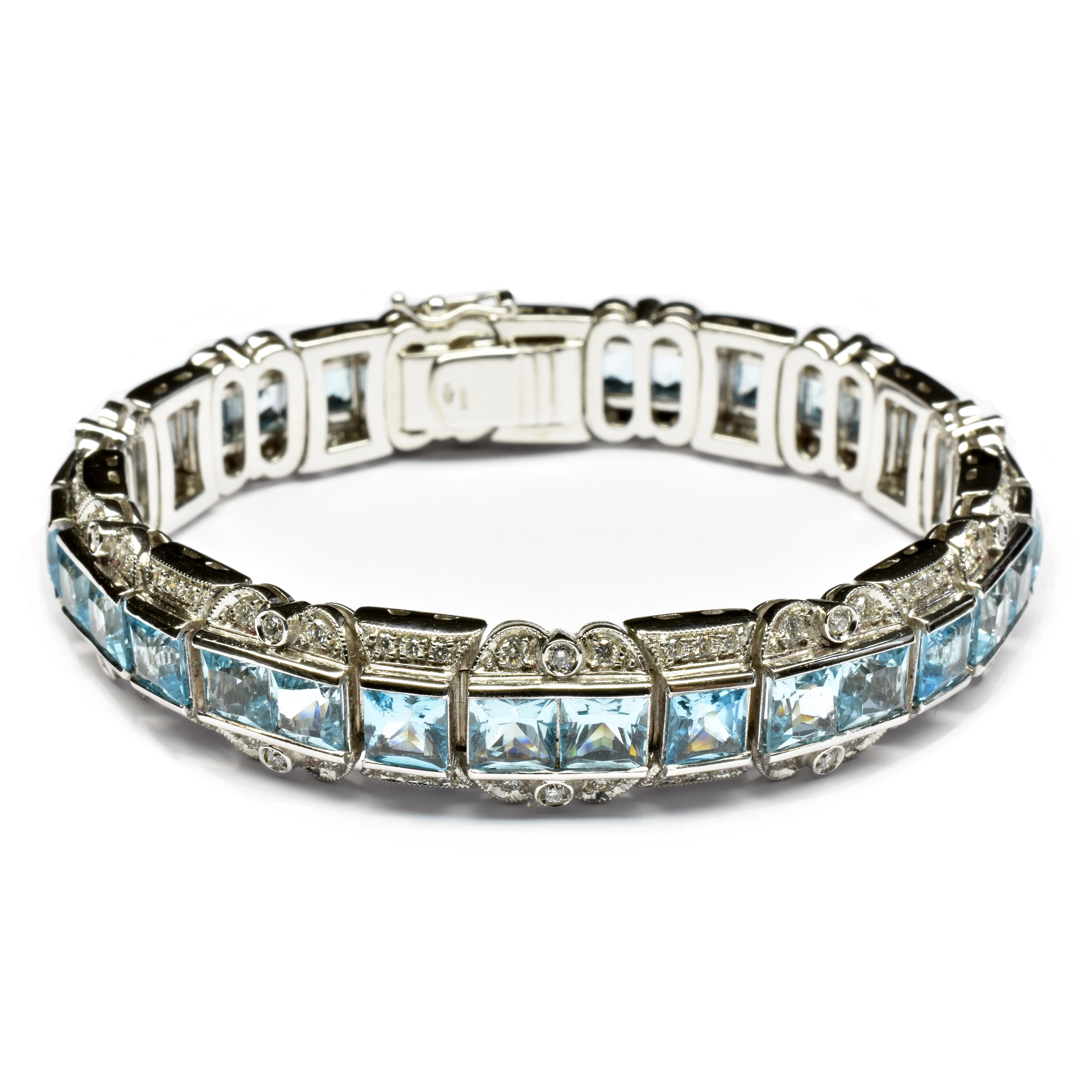 Gilberto Cassola Armband aus 18 Kt Weißgold mit blauem Topas im Prinzessinnenschliff und weißen Diamanten.
Die Diamanten sind mit Milgrain-Fassungen versehen, die diesem einzigartigen Armband einen sehr eleganten und stilvollen Art Decò-Stil