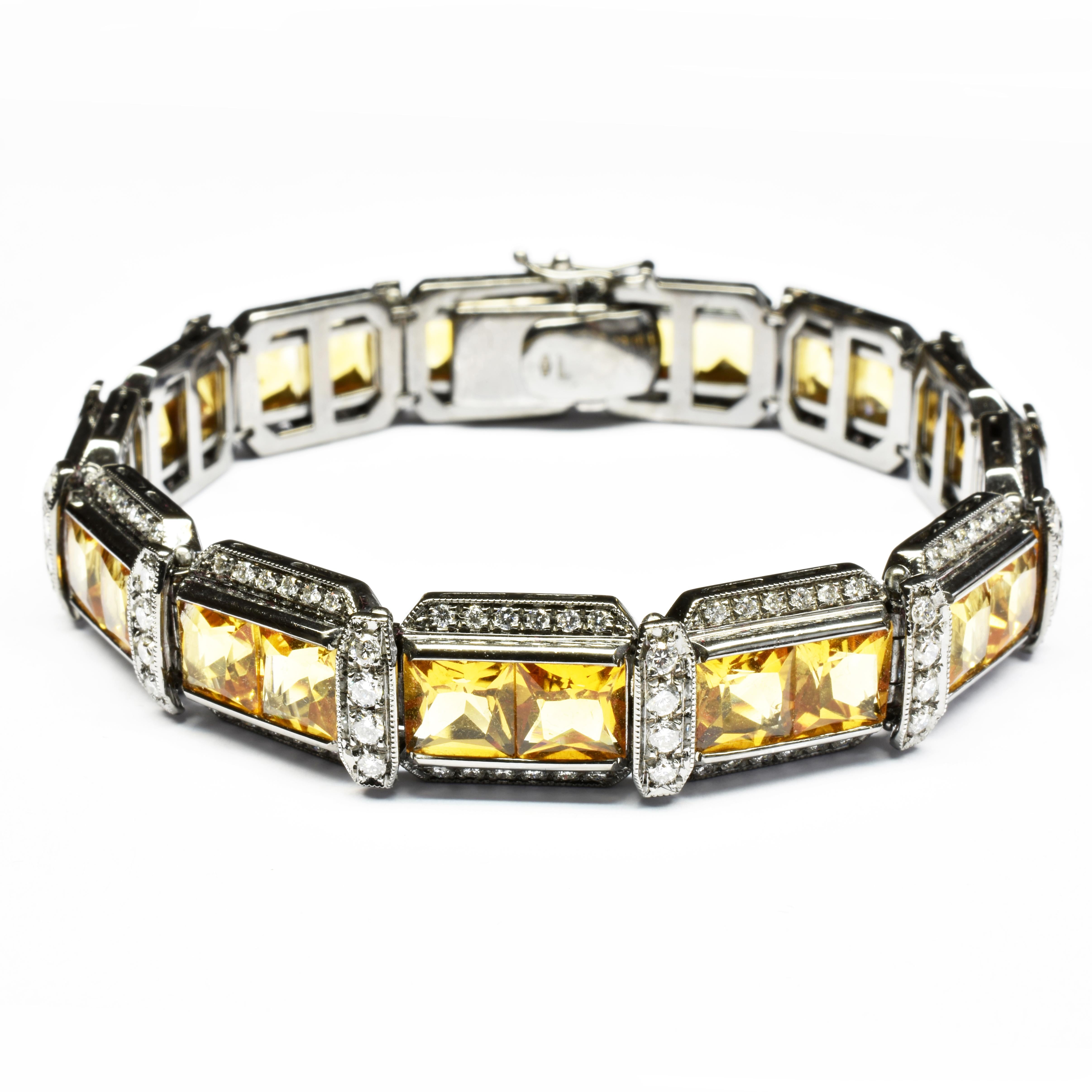 Gilberto Cassola Armband aus 18 Kt Schwarzgold mit Citrin-Quarz im Prinzessinnenschliff und weißen Diamanten.
Dieses einzigartige Goldarmband ist schwarz rhodiniert und sieht modern und stilvoll aus und passt perfekt zu einem Cocktailkleid oder