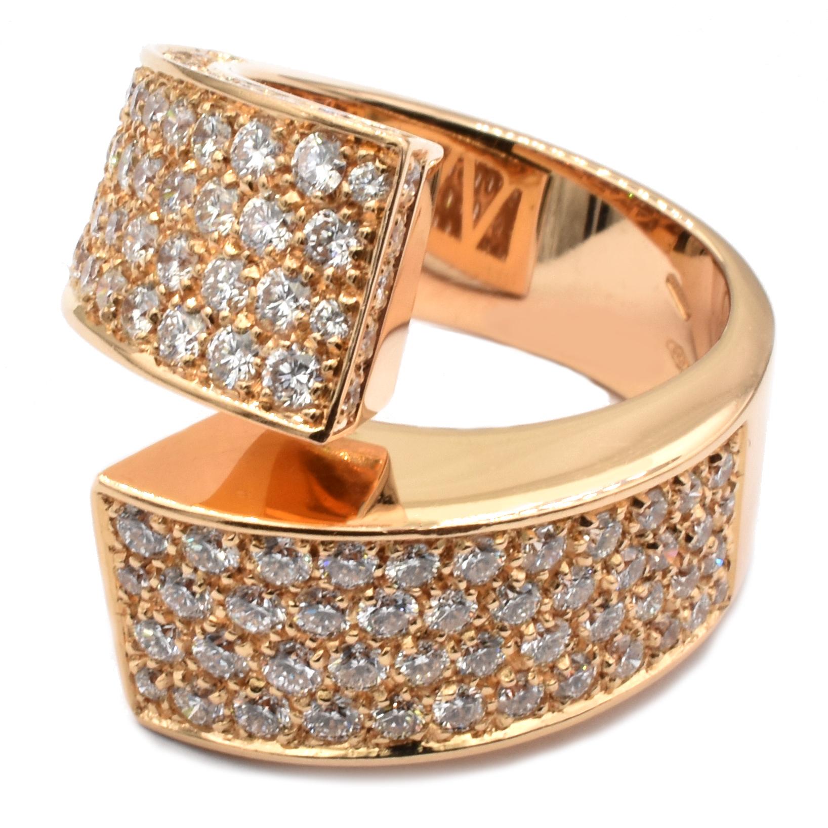 Gilberto Cassola 18 Kt Rose Gold Contrariè Ring with White Diamonds Pavé Setting.
Handmade in our Atelier in Valenza (Italy)
18 Kt Rose Gold g 14.39
G Color Vs Clarity Diamonds ct 2.57
Contrarier Style.
A Big, Beautiful and Modern Ring for a Dynamic