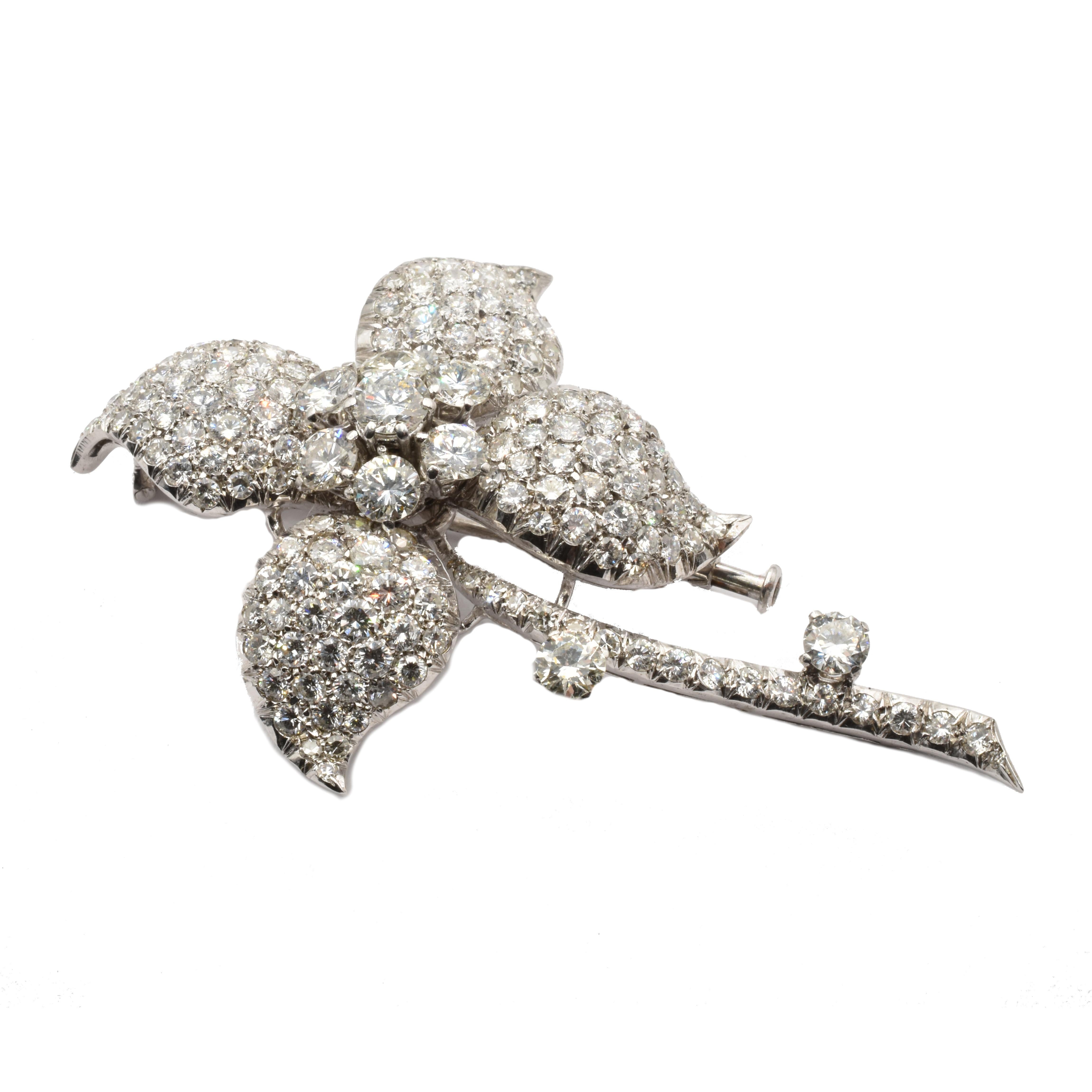 Women's Gilberto Cassola Round Briliant Cut Diamonds White Gold Flower Brooch For Sale