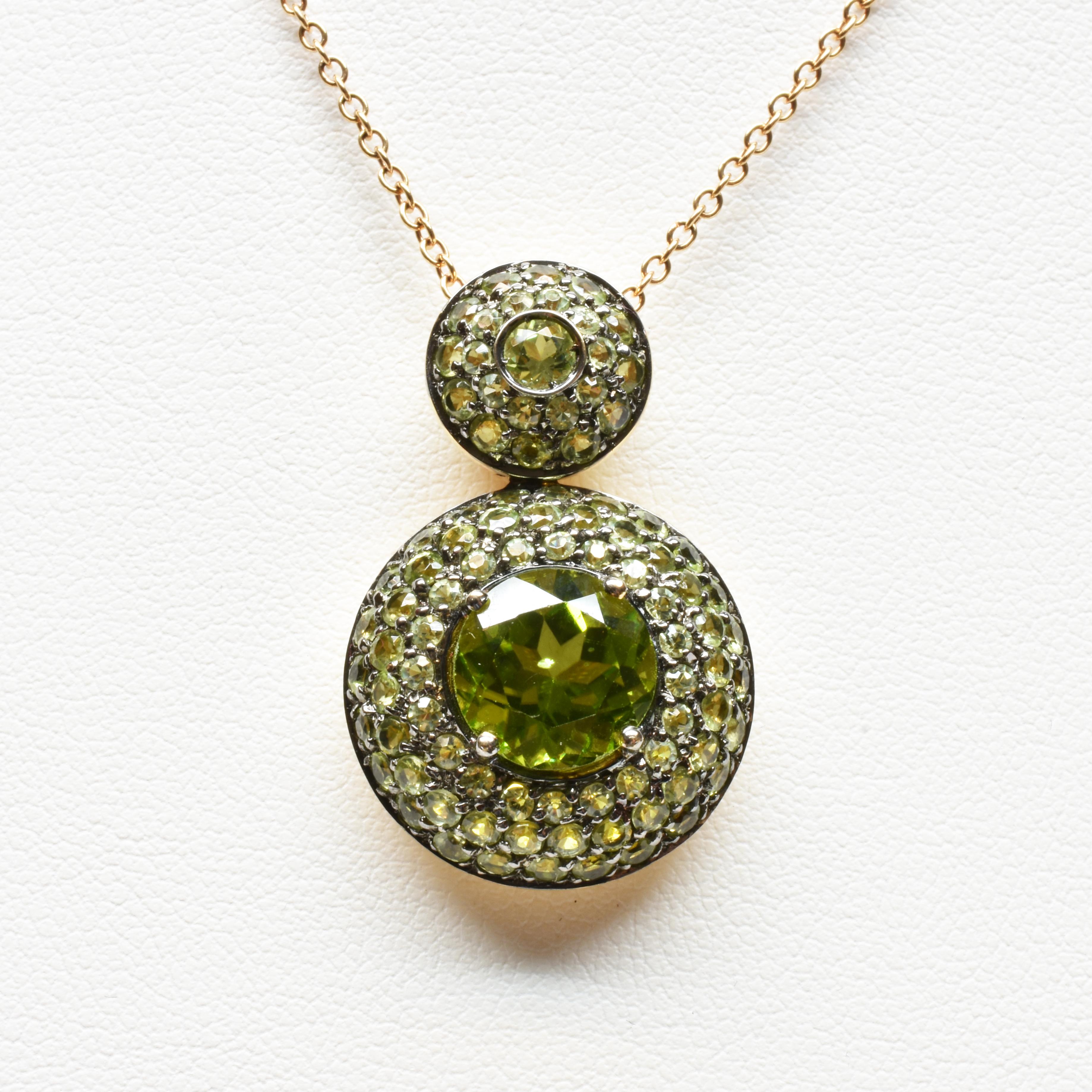 Gilberto Cassola 18Kt Rose Gold Round Pendant with Round Peridot.
Handmade in our Atelier in Valenza Italy.
The Central Peridot has a 10 mm Diameter.
Black Rhodium plated 18Kt Gold under the Peridot Paveé.
This Piece comes with a 42 cm 18Kt Rose