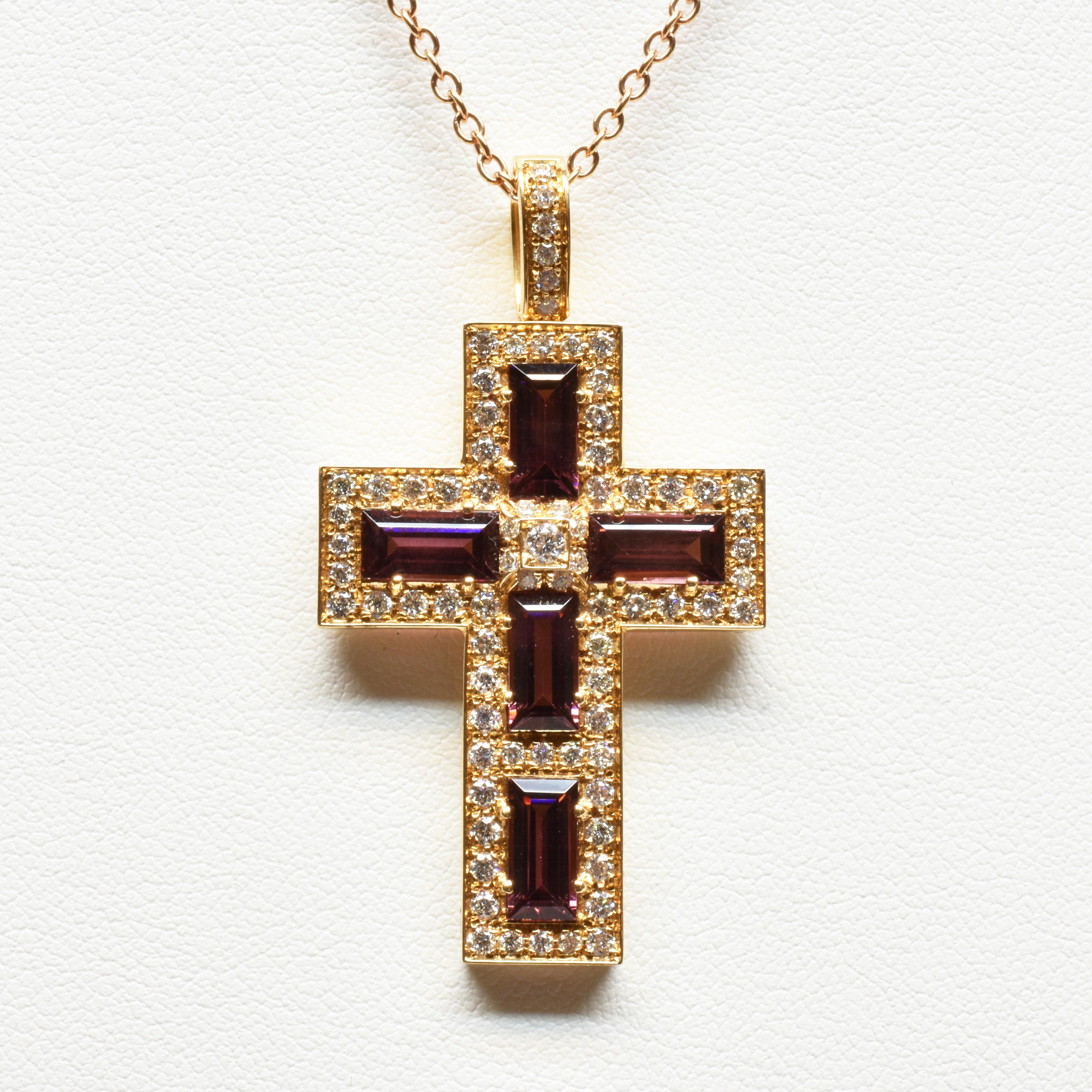 Gilberto Cassola Pendentif croix en or rose 18 carats avec baguettes de tourmaline rubellite et diamants blancs.
Fabriqué à la main dans notre atelier de Valenza, en Italie.
Cette pièce est accompagnée d'une chaîne de 46 cm en or rose 18Kt.
Une
