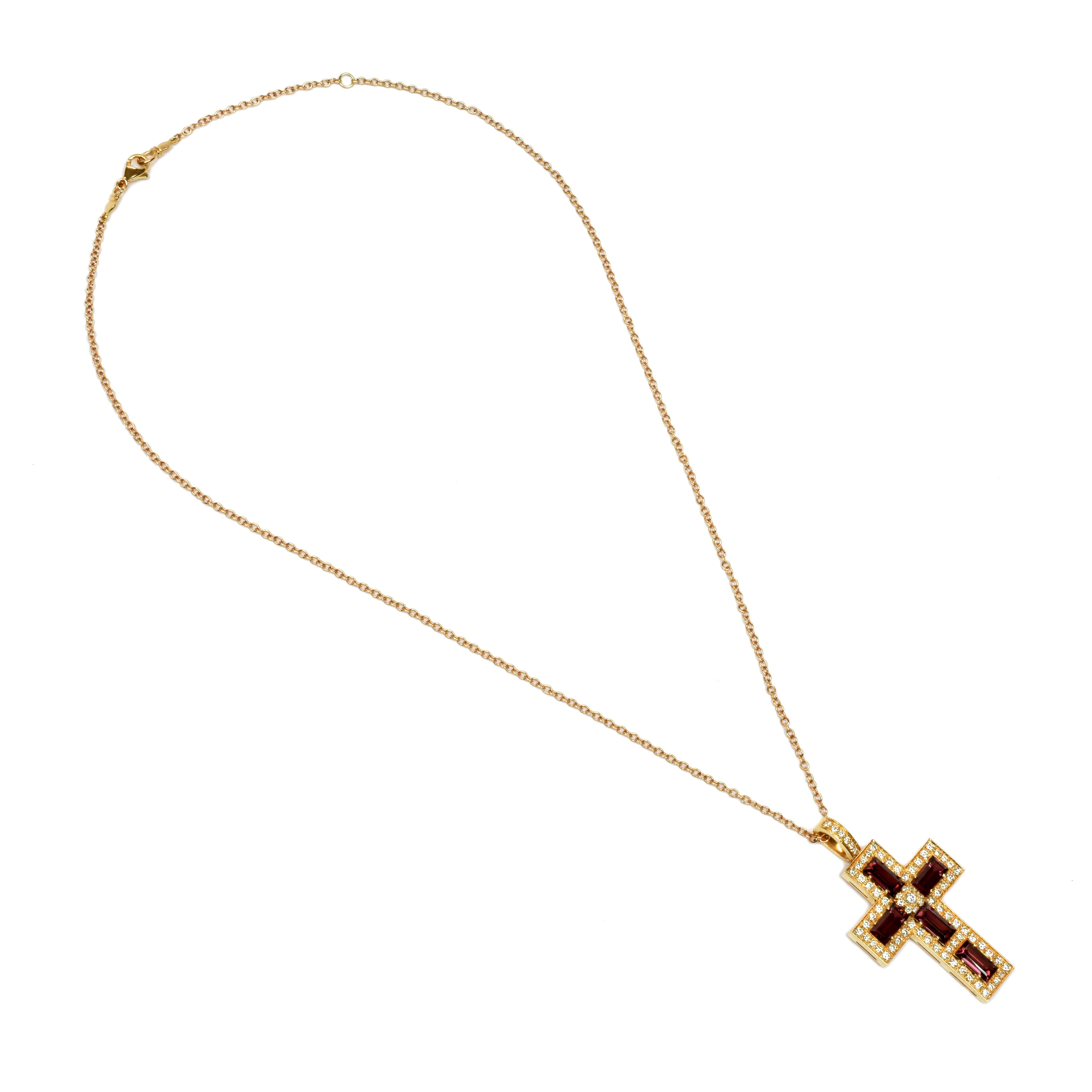 Taille baguette Croix en or ornée de rubellites, baguettes de tourmalines et diamants, Italie en vente