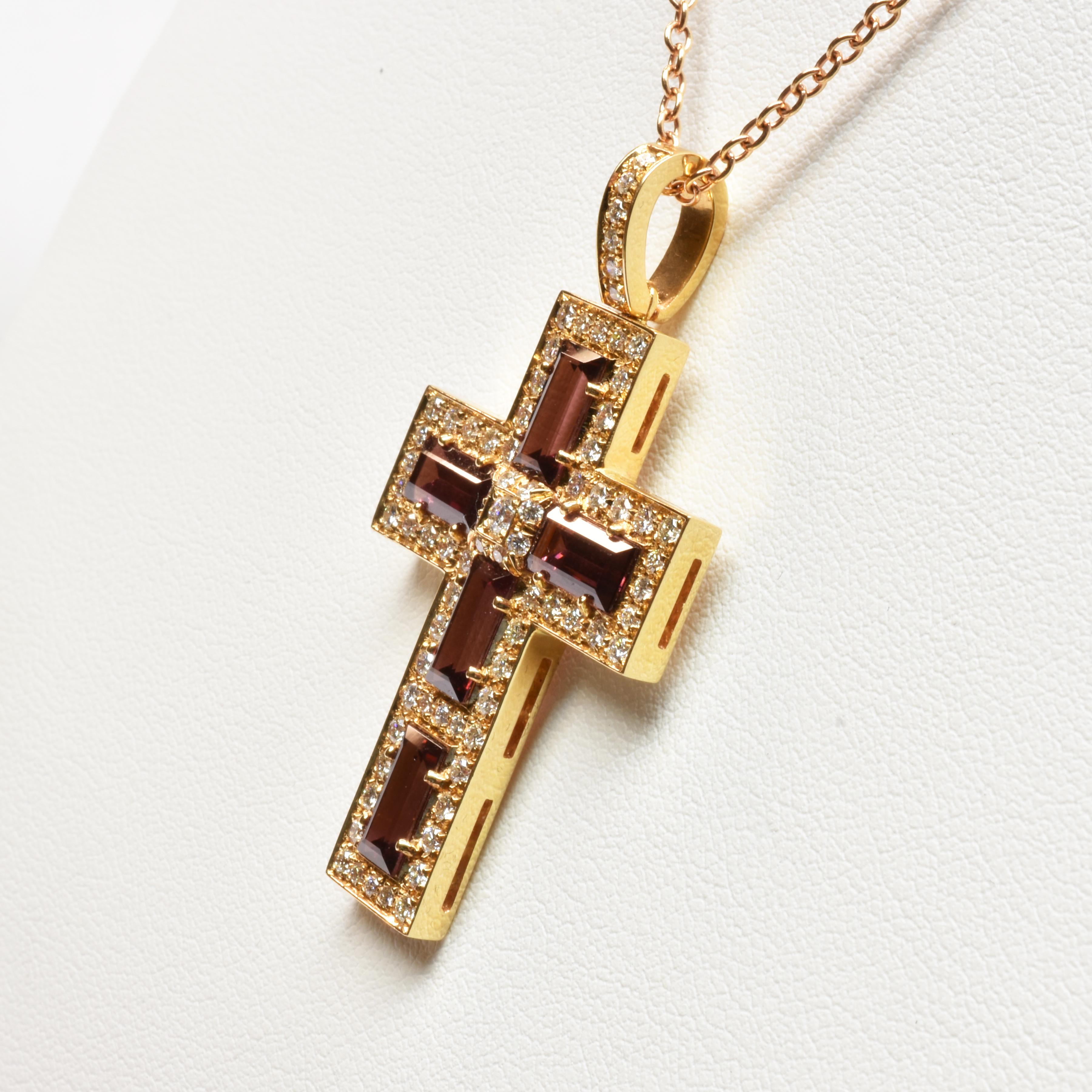 Croix en or ornée de rubellites, baguettes de tourmalines et diamants, Italie Neuf - En vente à Valenza, AL