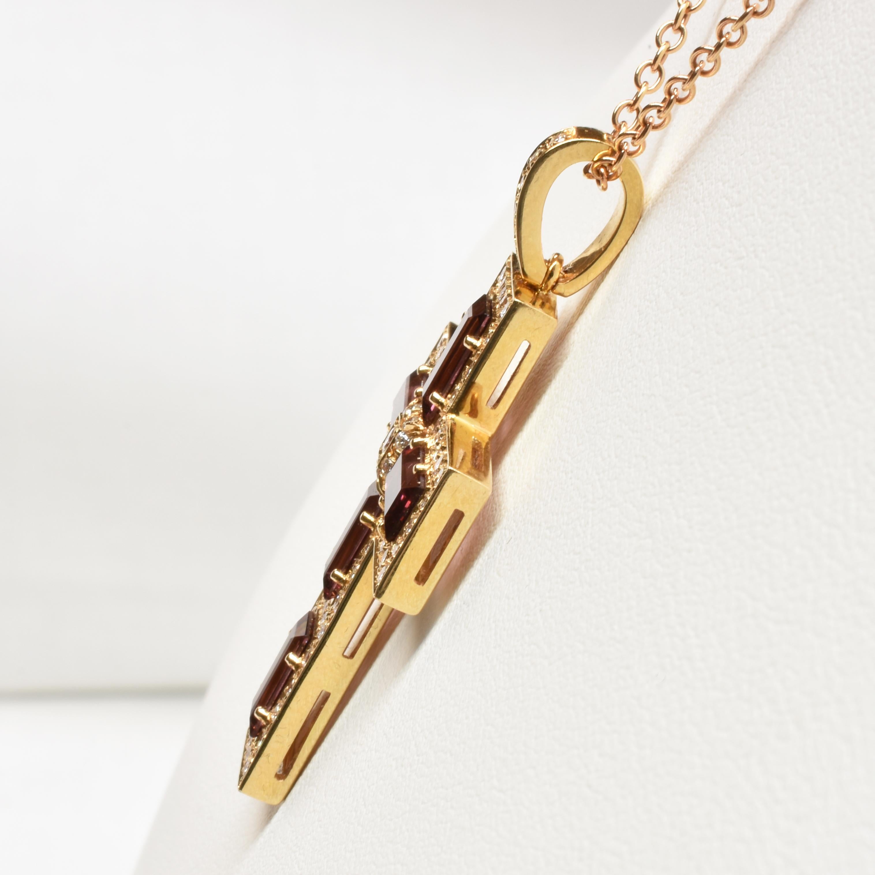 Croix en or ornée de rubellites, baguettes de tourmalines et diamants, Italie Pour femmes en vente