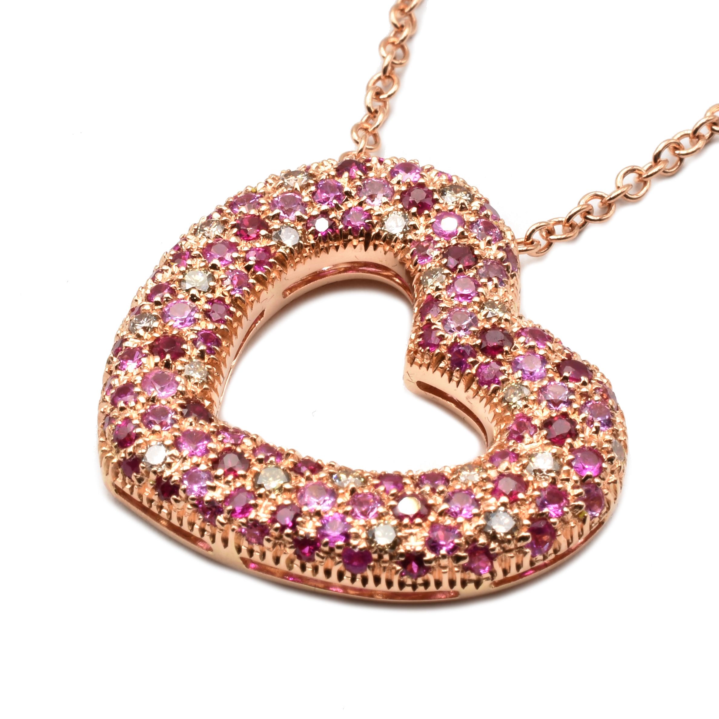 Gilberto Cassola 18Kt Rose Gold Heart Pendant Necklace mit einer Mischung aus Pink Rubies (80%) und Champagne Diamonds (20%).
Handgefertigt in Italien in unserem Atelier in Valenza (AL).
Französische Einstellungen. 
18Kt Gold g 11.07
 Rosa Rubine ct