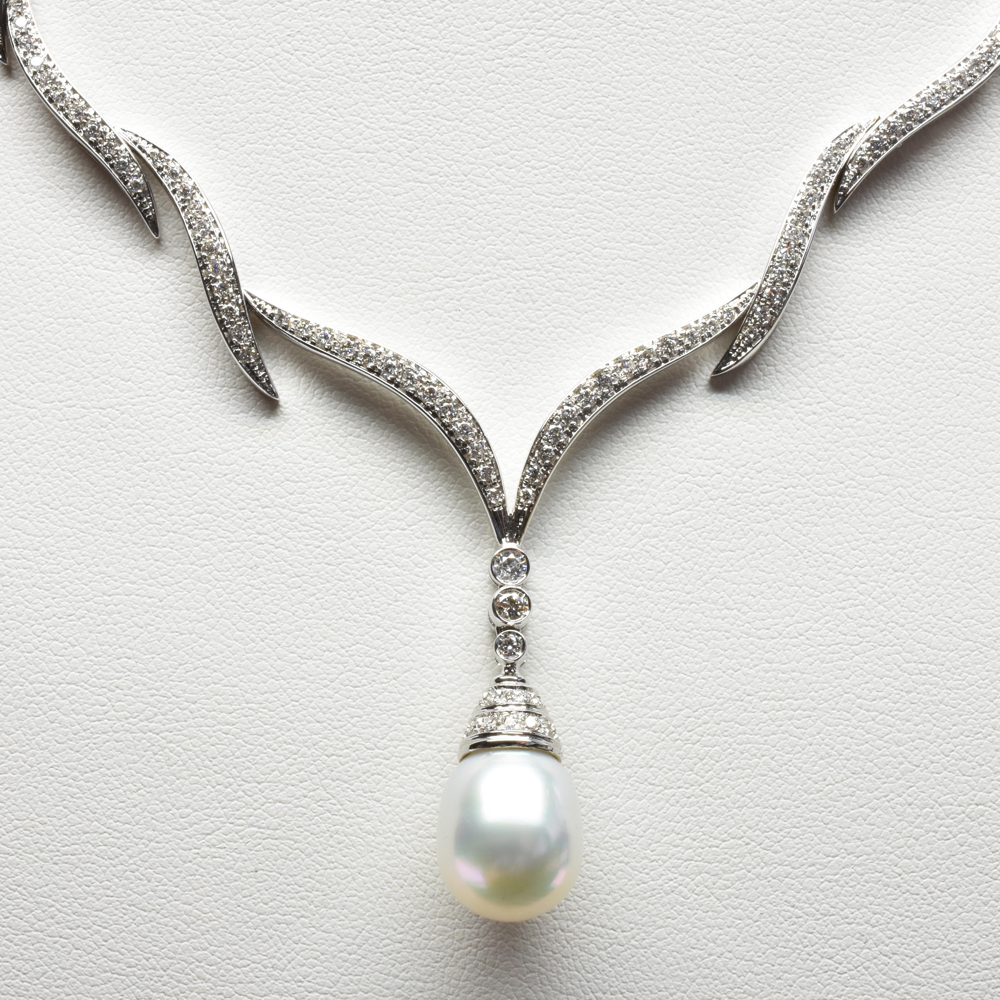 Contemporary South Sea Pearl and White Diamonds Gold Necklace Made in Italy For Sale