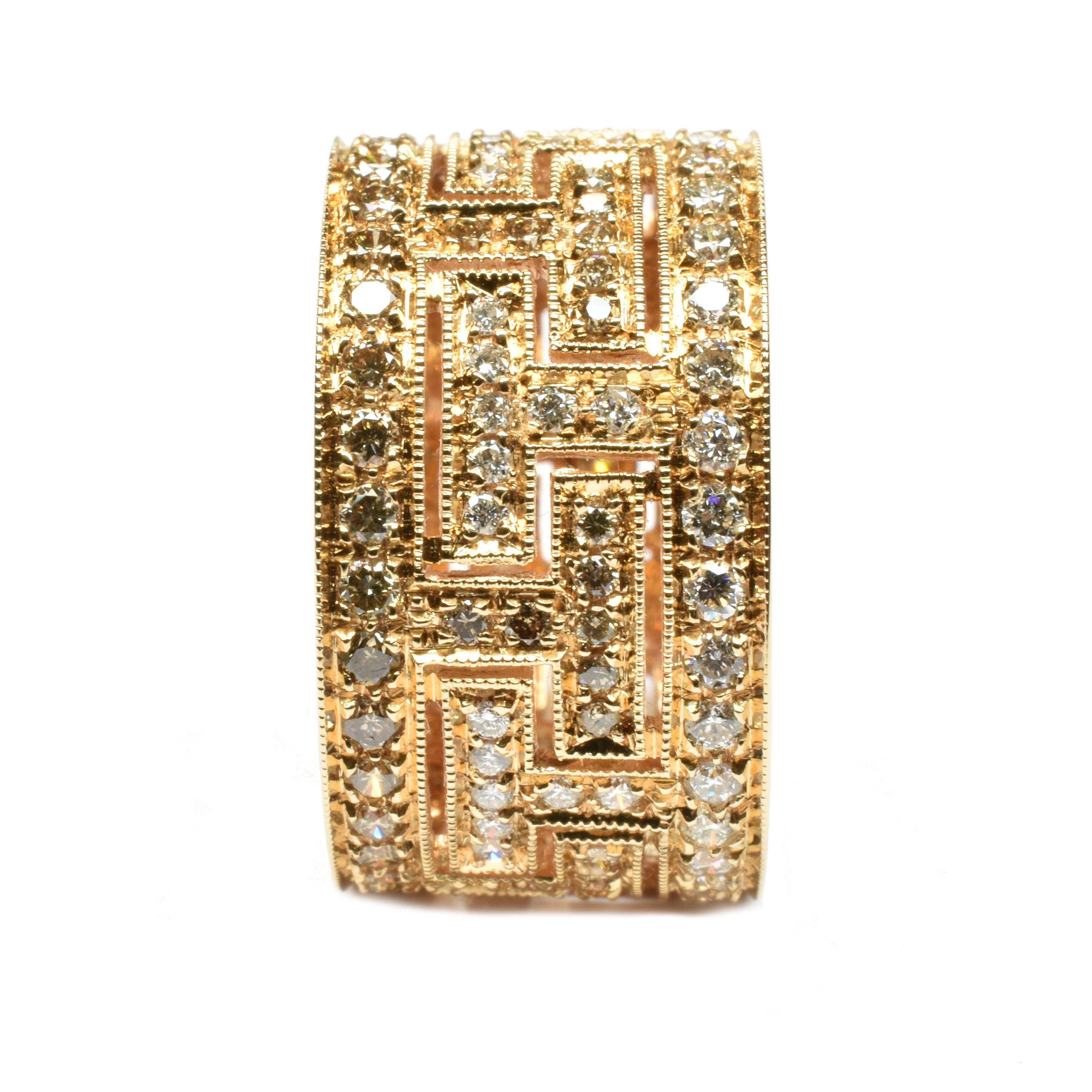 Contemporaneo Anello a fascia in oro con diamanti bianchi e champagne Made in Italy in vendita