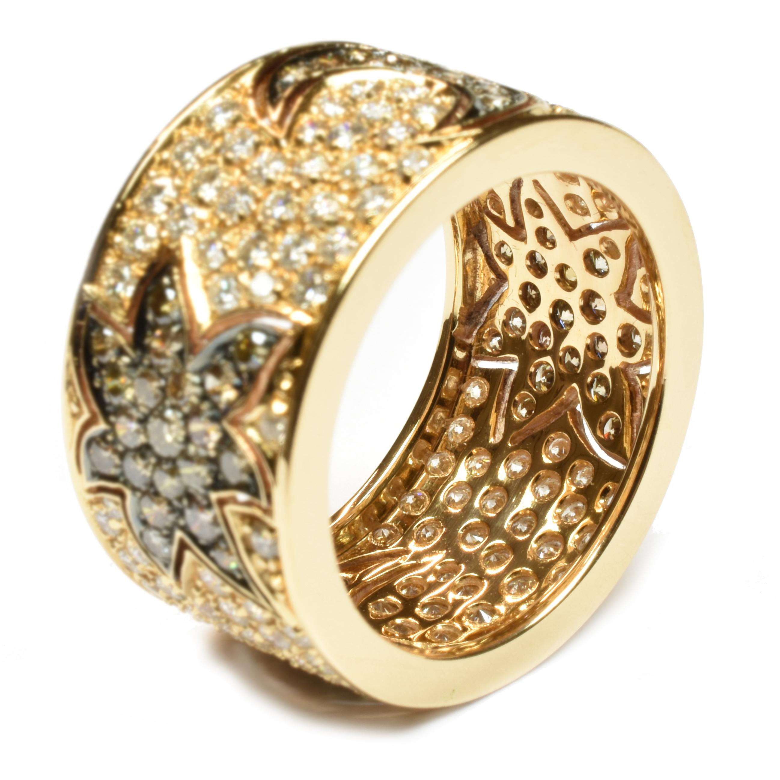 White and Champagne Diamonds Moon and Sun Gold Band Ring Italy In New Condition For Sale In Valenza, AL