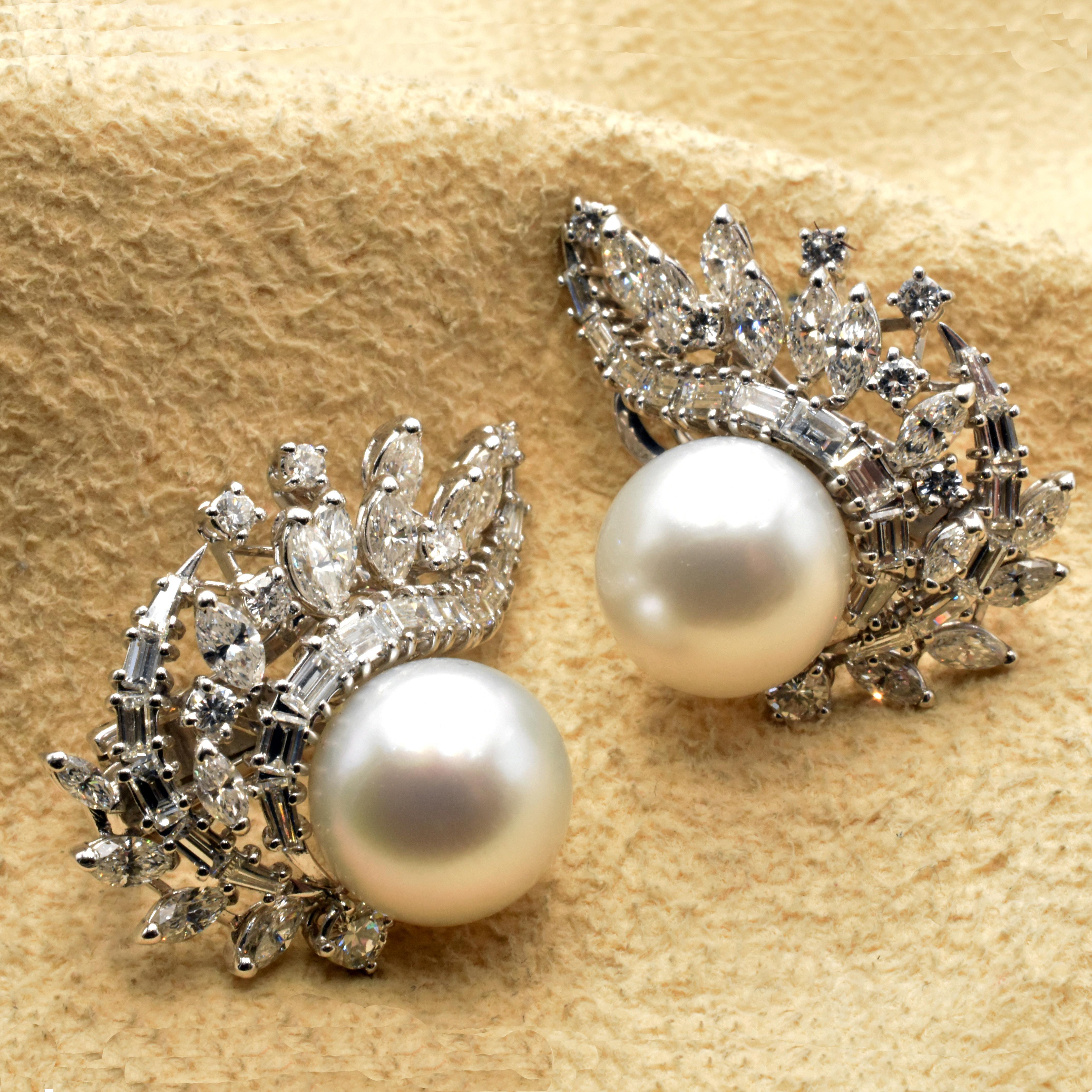 Gilberto Cassola 18Kt White Gold Earrings with 12.50 mm White South Sea Pearls, White Marquise and Baguette Cut Diamonds.
12.50 mm South Sea Pearls, total weight of ct 32.00.
Exceptional Luster and no abrasions on surface. White Color.
F Color Vs