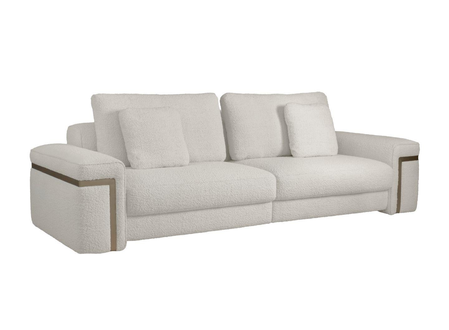 Le canapé GILD incarne la beauté raffinée des formes organiques et le confort luxueux. Avec ses proportions généreuses et son revêtement doux et texturé dans un ton neutre serein, GILD apporte une sophistication apaisante à n'importe quelle pièce.