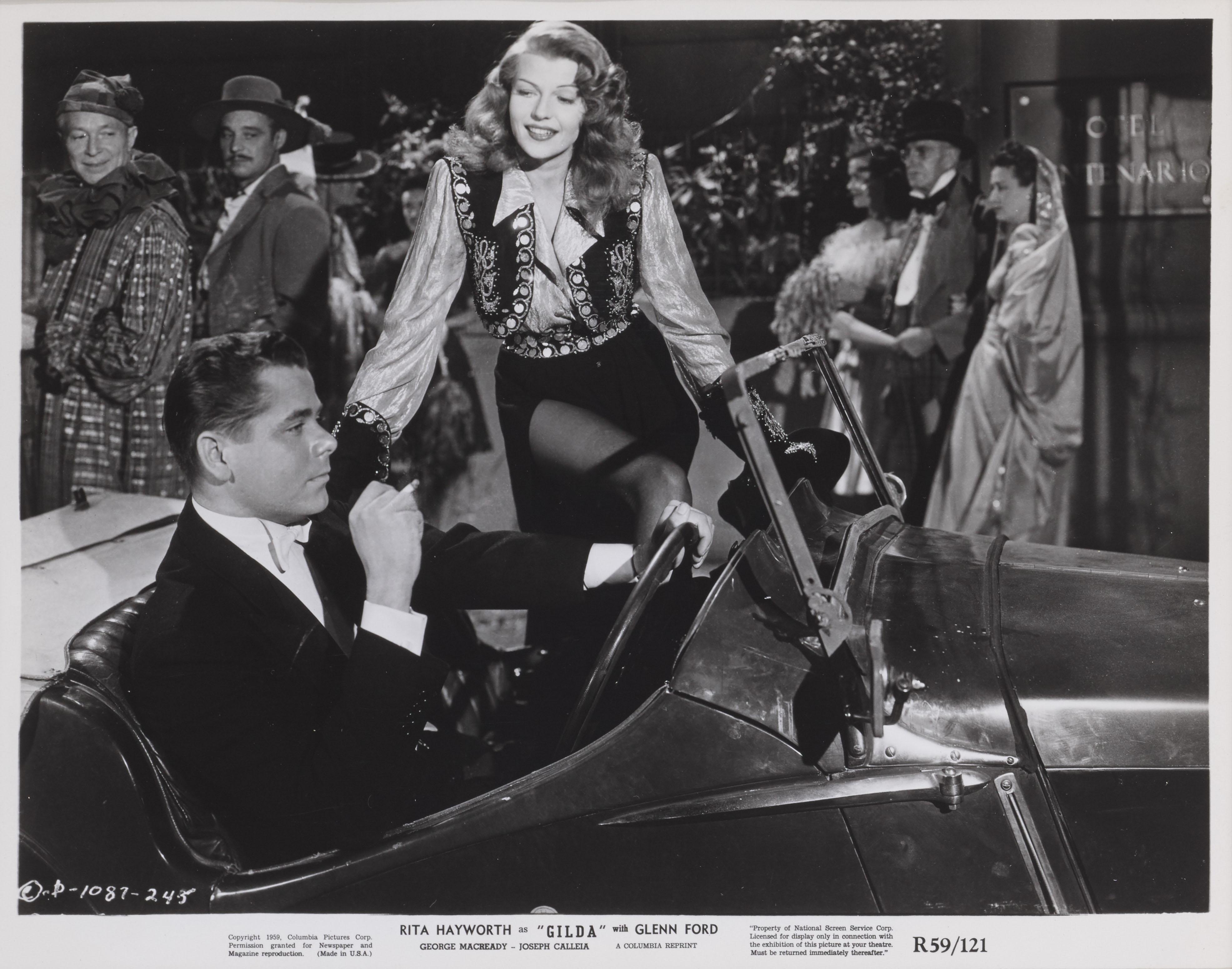 Amerikanisches Original-Fotostandbild von 1966, das zur Werbung für diesen Film Noir von 1946 mit Rita Hayworth und Glenn Ford in den Hauptrollen verwendet wurde. Diese  Der Film wurde von Charles Vidor inszeniert.
Dieses schöne