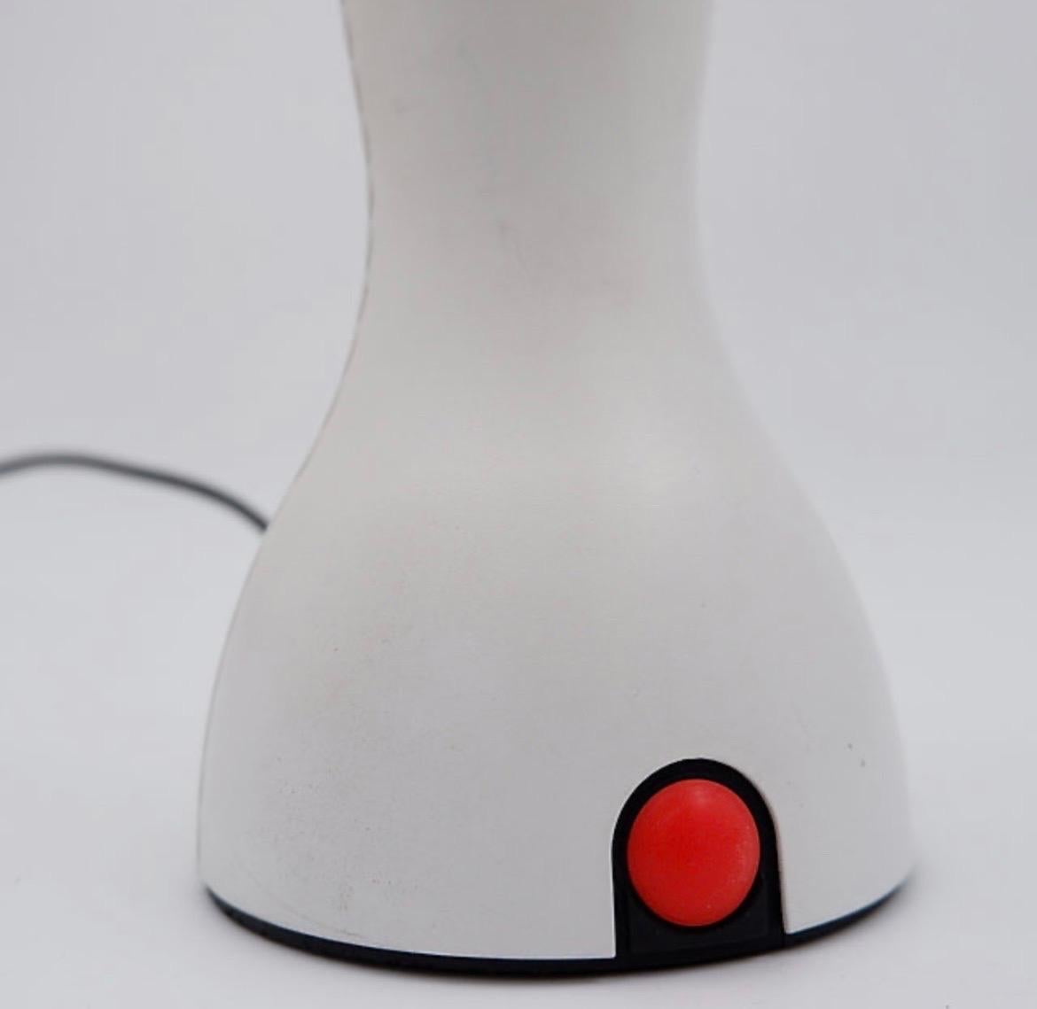 Lampe „Gilda“ für Artemide von In Suk Il & Silvia Capponi

Abnutzung entsprechend dem Alter und dem Gebrauch
Riss 

Italian Vintage - Mid Century - Tisch- oder Schreibtischlampe
Maße: Sockel Ø12cm - Kugel Ø10cm - H:33cm 
MATERIALIEN :