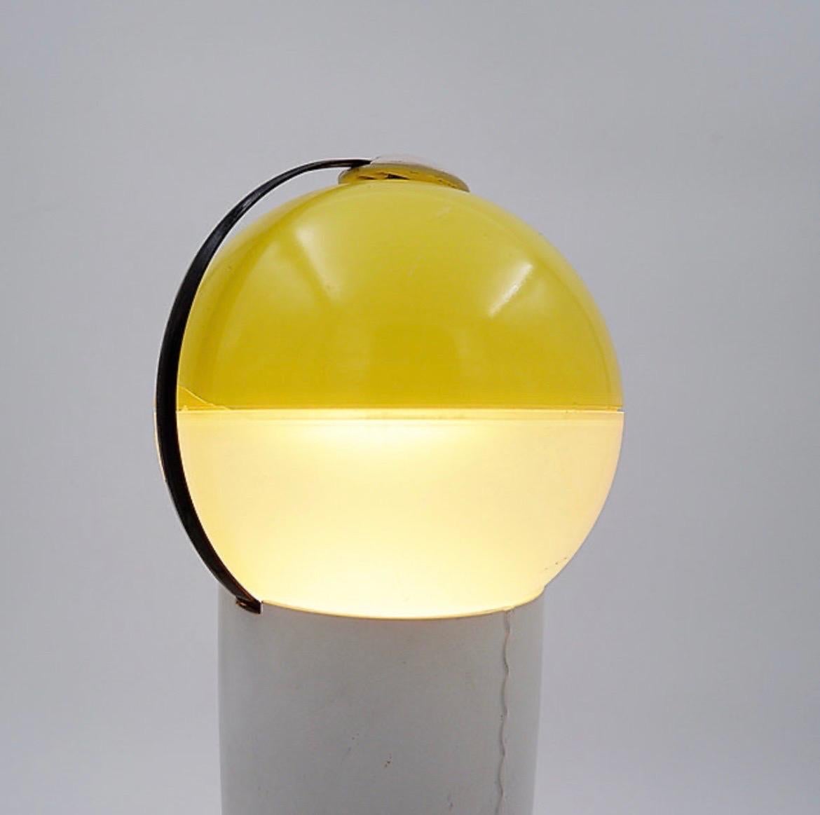 Lampe „Gilda“ für Artemide von In Suk Il & Silvia Capponi (Kunststoff) im Angebot