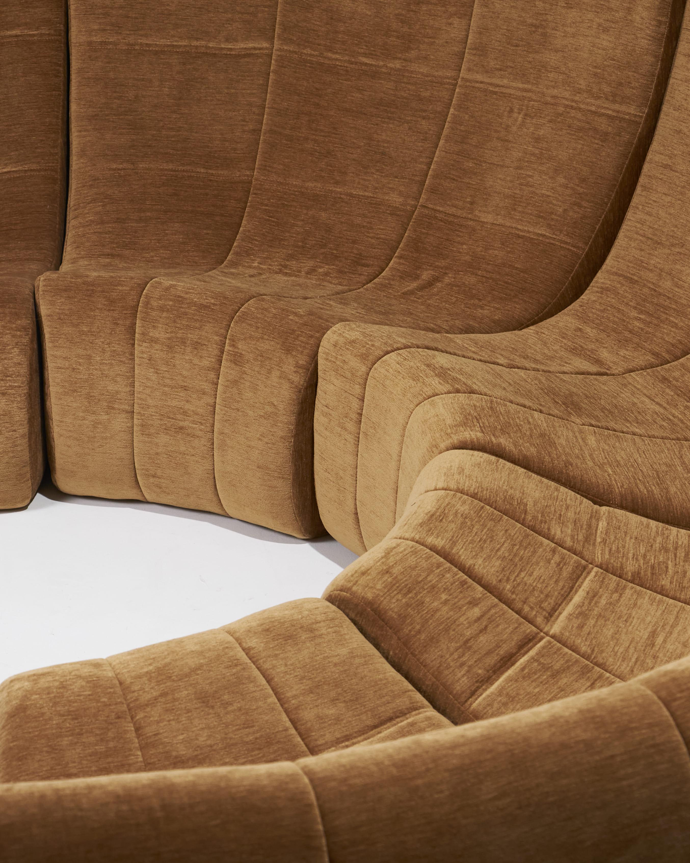Grand canapé Gilda par Michel Ducaroy pour Ligne Roset, 1970. Ce canapé modulaire emblématique des années 70 se compose de six modules identiques reliés par des boucles métalliques. Entièrement retapissé en luxueux velours marron et doté d'un