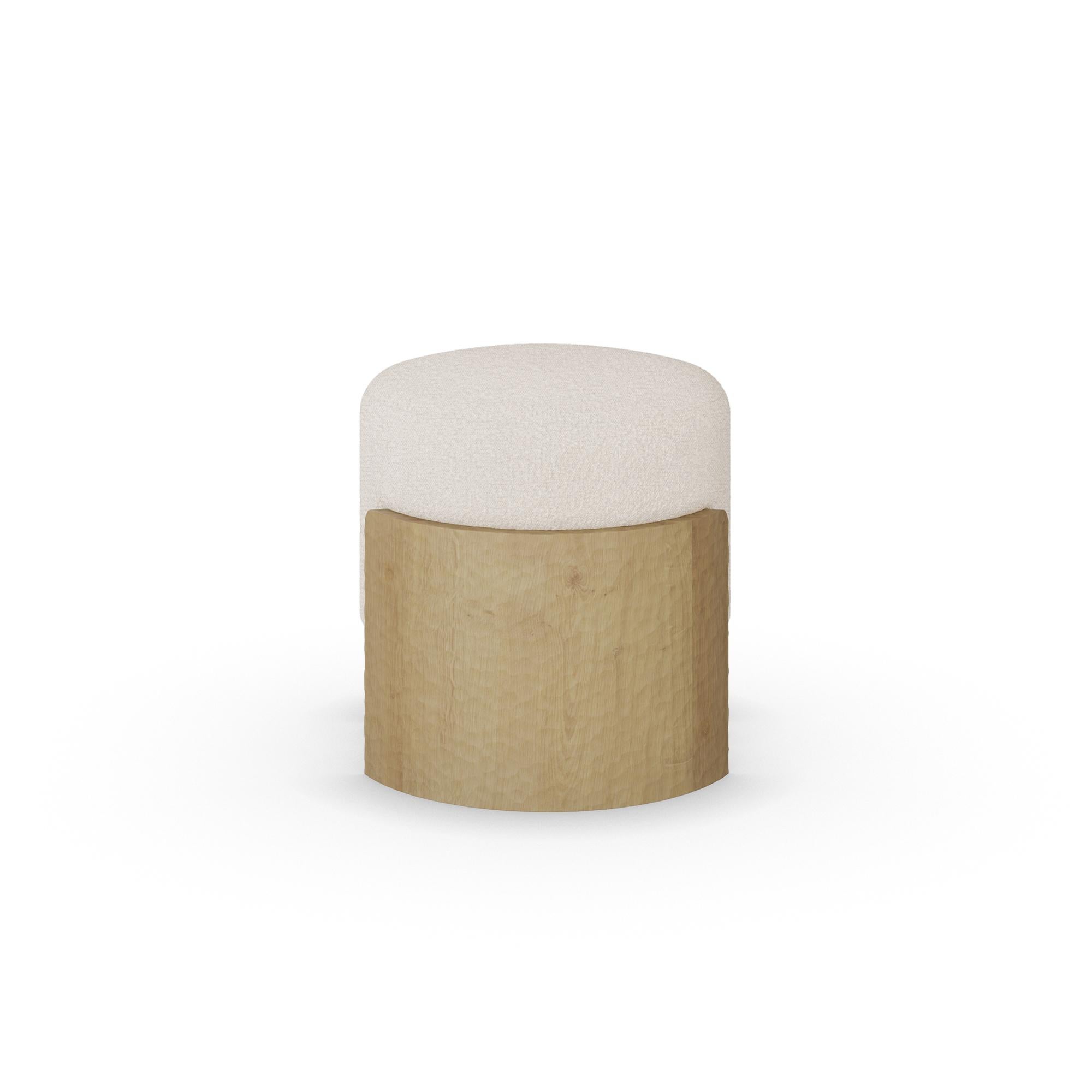 Le tabouret Gilda est un mélange harmonieux de design contemporain et de savoir-faire artisanal, incarnant l'engagement de Nolita Harbour en matière de qualité et d'élégance. Cette pièce sophistiquée est dotée d'une assise rembourrée et moelleuse,