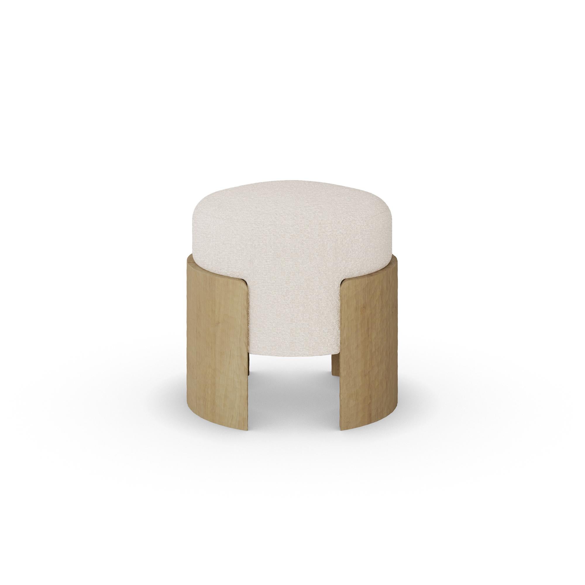 Portugais Tabouret Gilda en Oak Oak sculpté avec tapisserie Bouclé par Nolita Harbour en vente