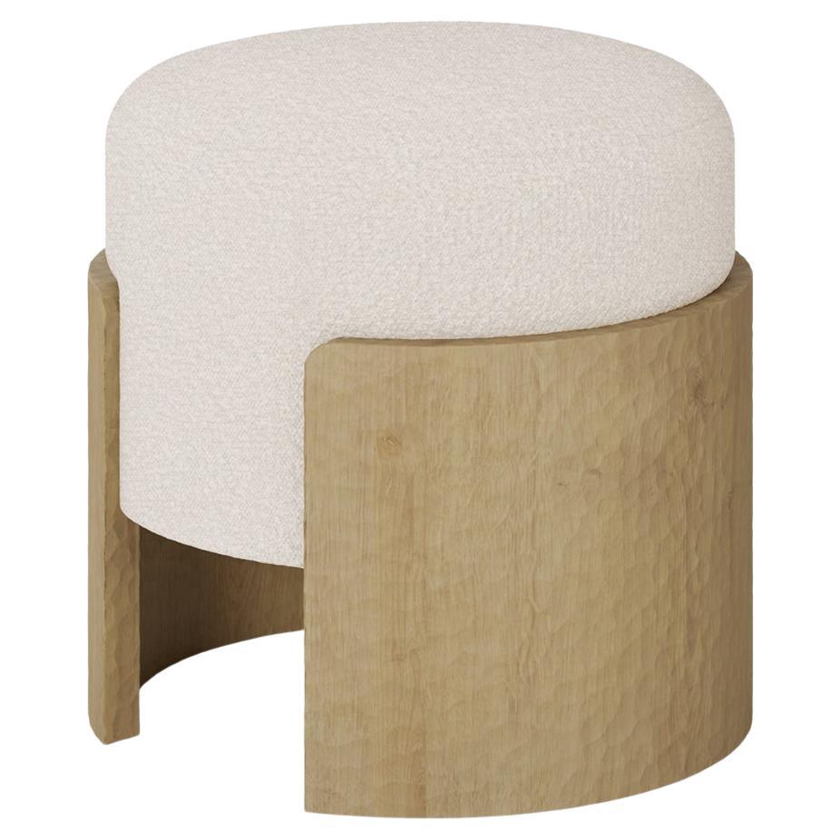 Tabouret Gilda en Oak Oak sculpté avec tapisserie Bouclé par Nolita Harbour en vente