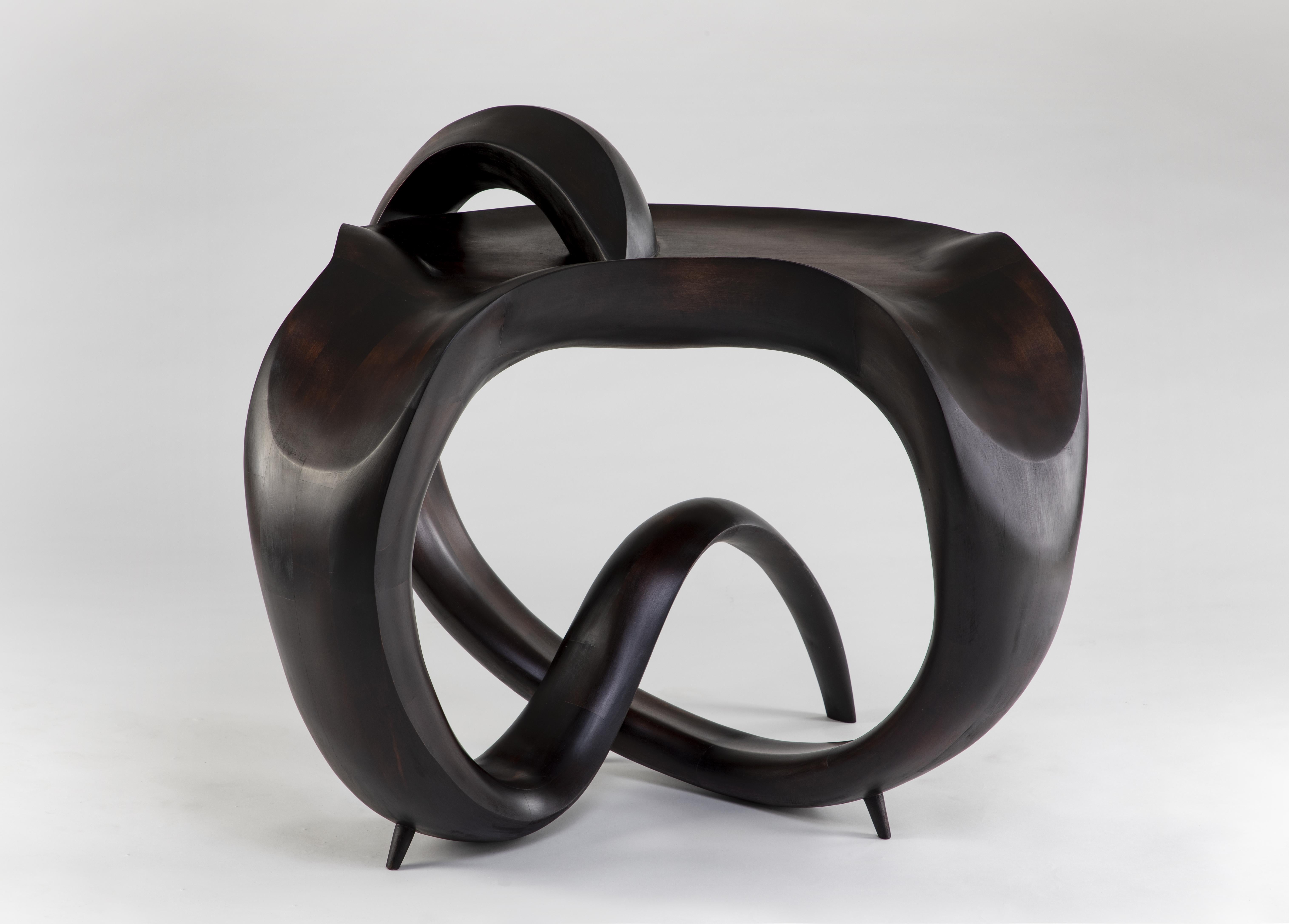 La Petite Chimere Noir 2

 

Desde esculturas elegantes y minimalistas hasta piezas decorativas intrincadas y ornamentadas, cada creación muestra la inigualable versatilidad de la madera de arce como medio. El agudo ojo de Gildas Berthelot para el