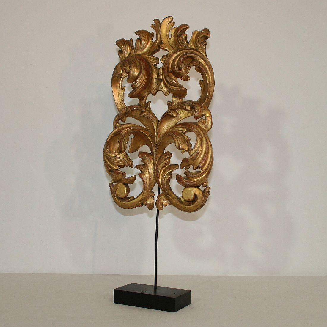 Hand-Carved Gilded 18th Century Italian Baroque Carved Wooden Curl