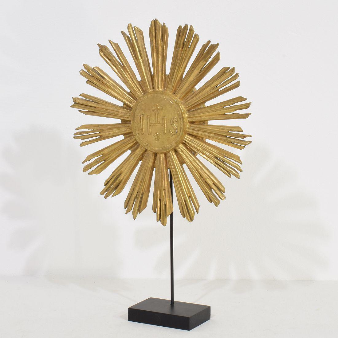 Beautiful weathered one of a kind piece. Giltwood baroque sun, Italy, circa 1750.
Weathered.
Measurement includes the wooden base.