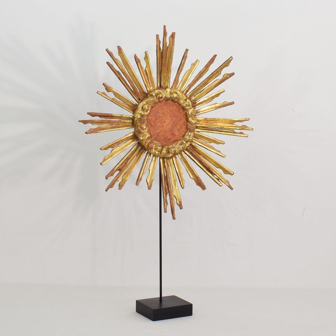 Gilded 18th Century Italian Baroque Carved Wooden Sun In Fair Condition In Buisson, FR