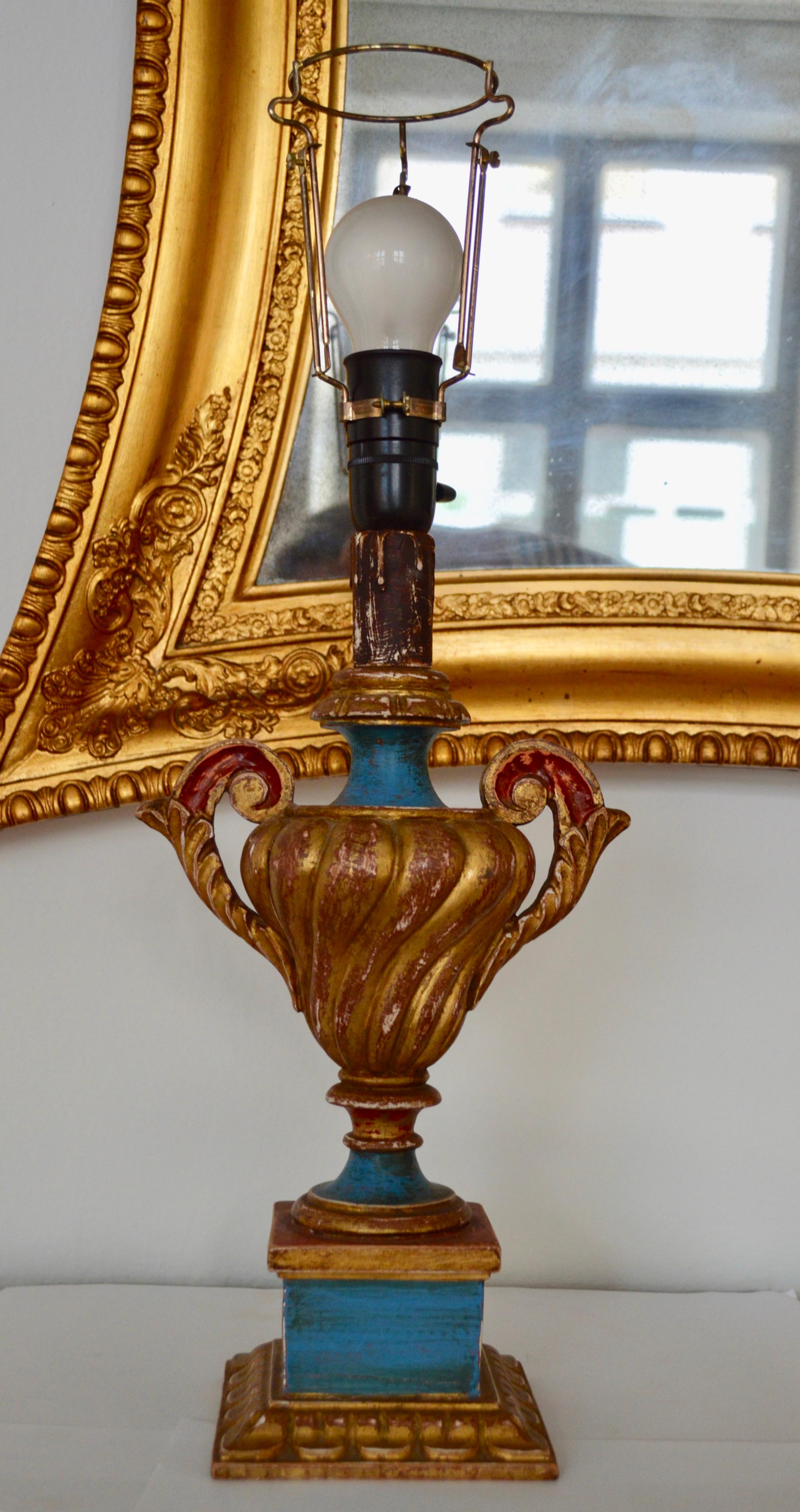 Rococo Lampe de bureau rococo en forme d'urne en bois doré du 19ème siècle en vente