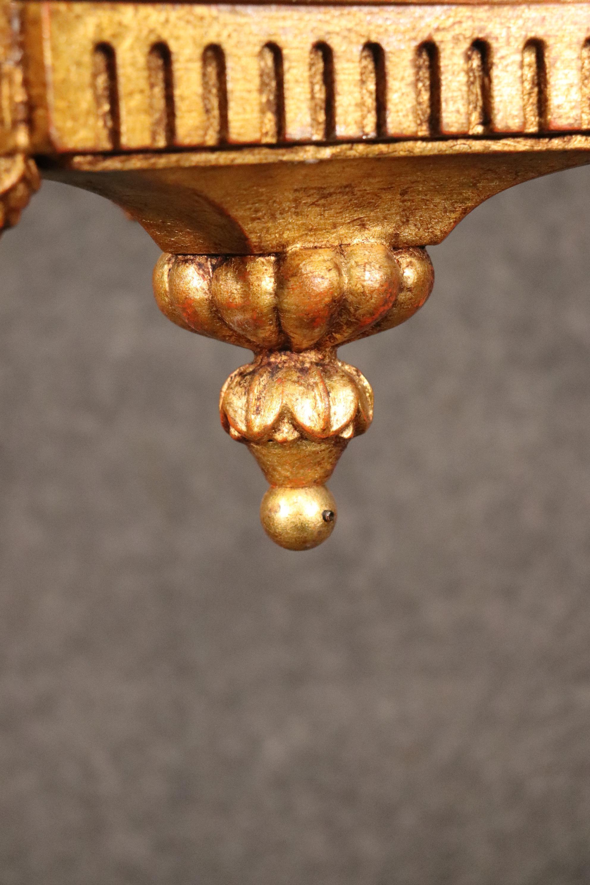 Vergoldeter 3-armiger französischer Kronleuchter im Louis-XV-Stil (Mitte des 20. Jahrhunderts) im Angebot