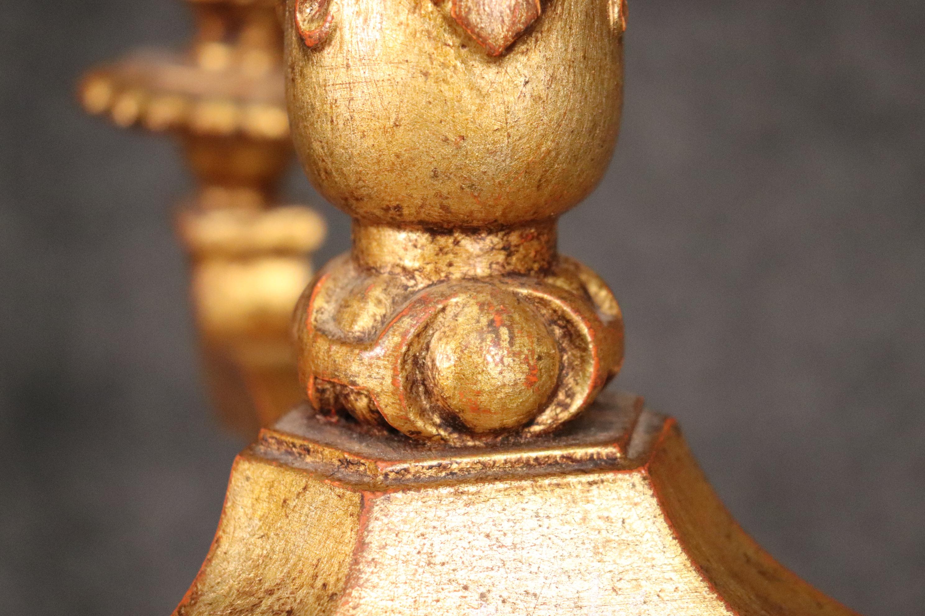 Vergoldeter 3-armiger französischer Kronleuchter im Louis-XV-Stil (Vergoldetes Holz) im Angebot