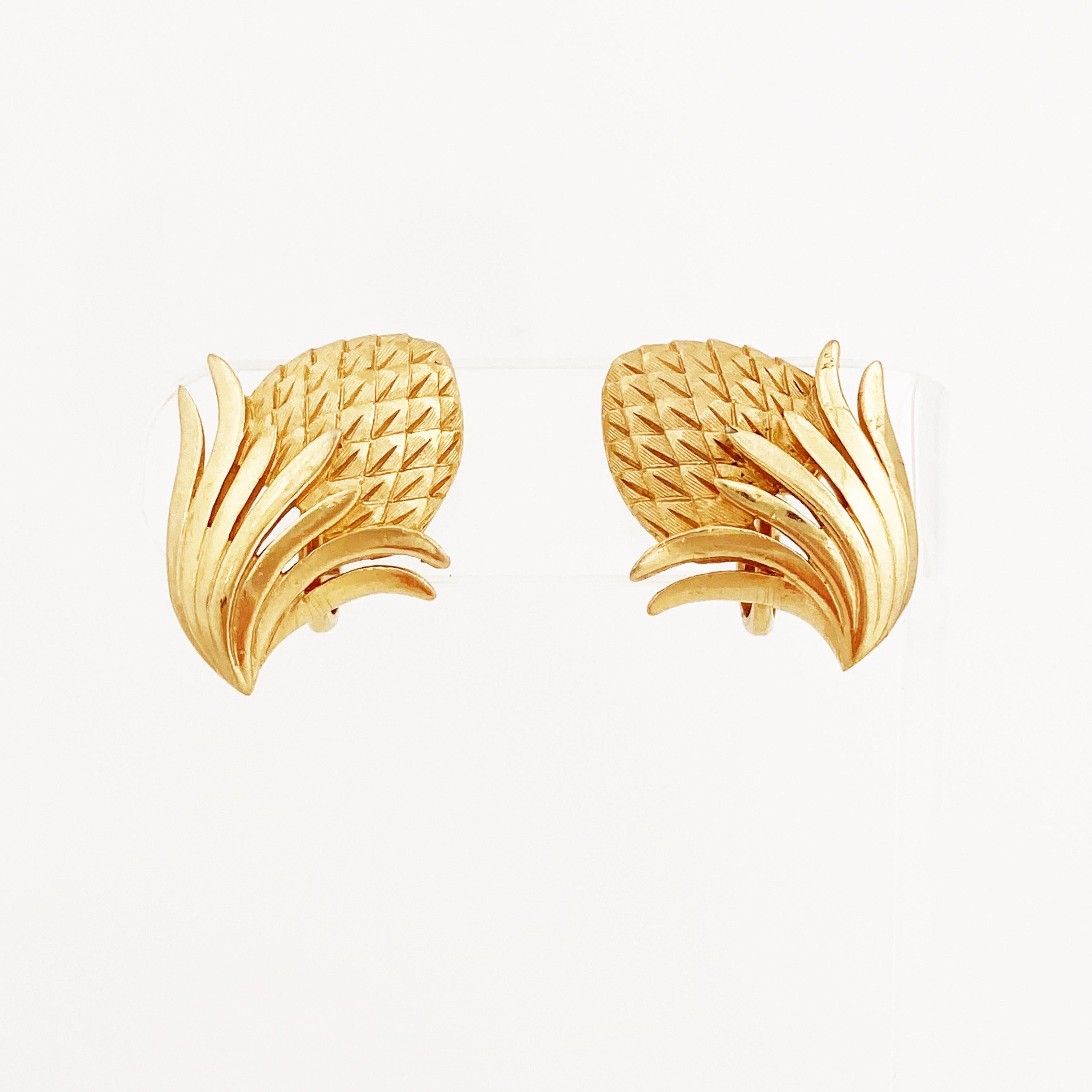 Moderne Boucles d'oreilles en or doré et texturé à la texture de pin de la série « Gold Rush » par Crown Trifari en vente