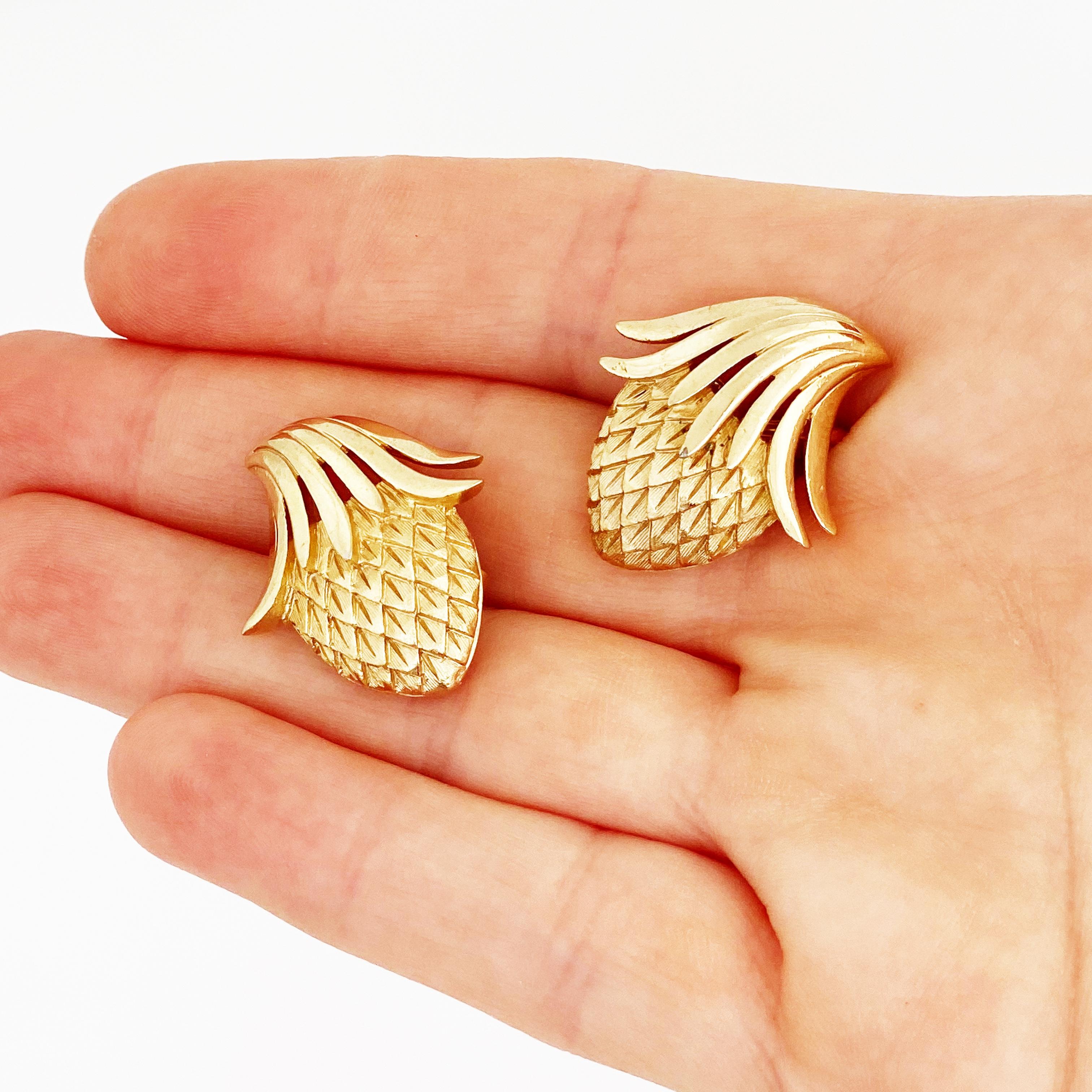 Boucles d'oreilles en or doré et texturé à la texture de pin de la série « Gold Rush » par Crown Trifari Pour femmes en vente