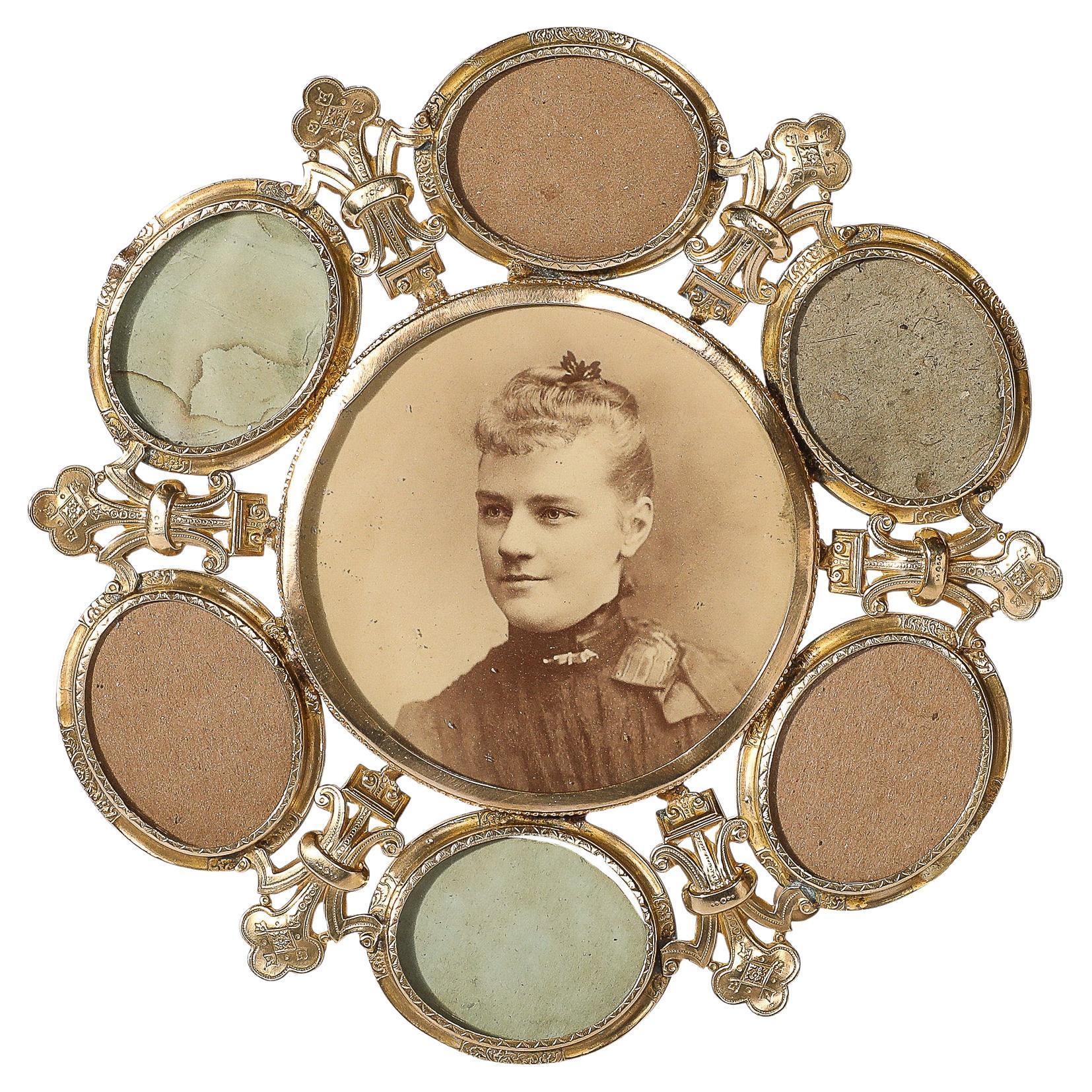 Cadre photo rond en verre et laiton de l'époque dorée en vente