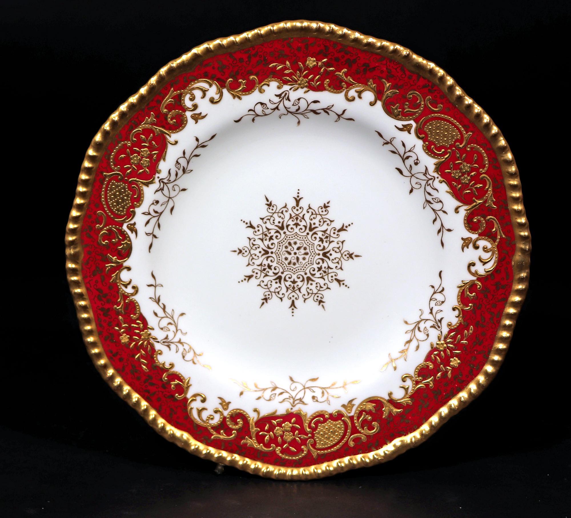 Juego de Platos del Desierto de Porcelana de Coalport de la Edad Dorada,
Juego de doce,
Circa 1900 (Antes de 1911)

El juego de doce platos está bellamente diseñado con un rico borde rojo con pequeñas hojas doradas y superpuesto con un borde