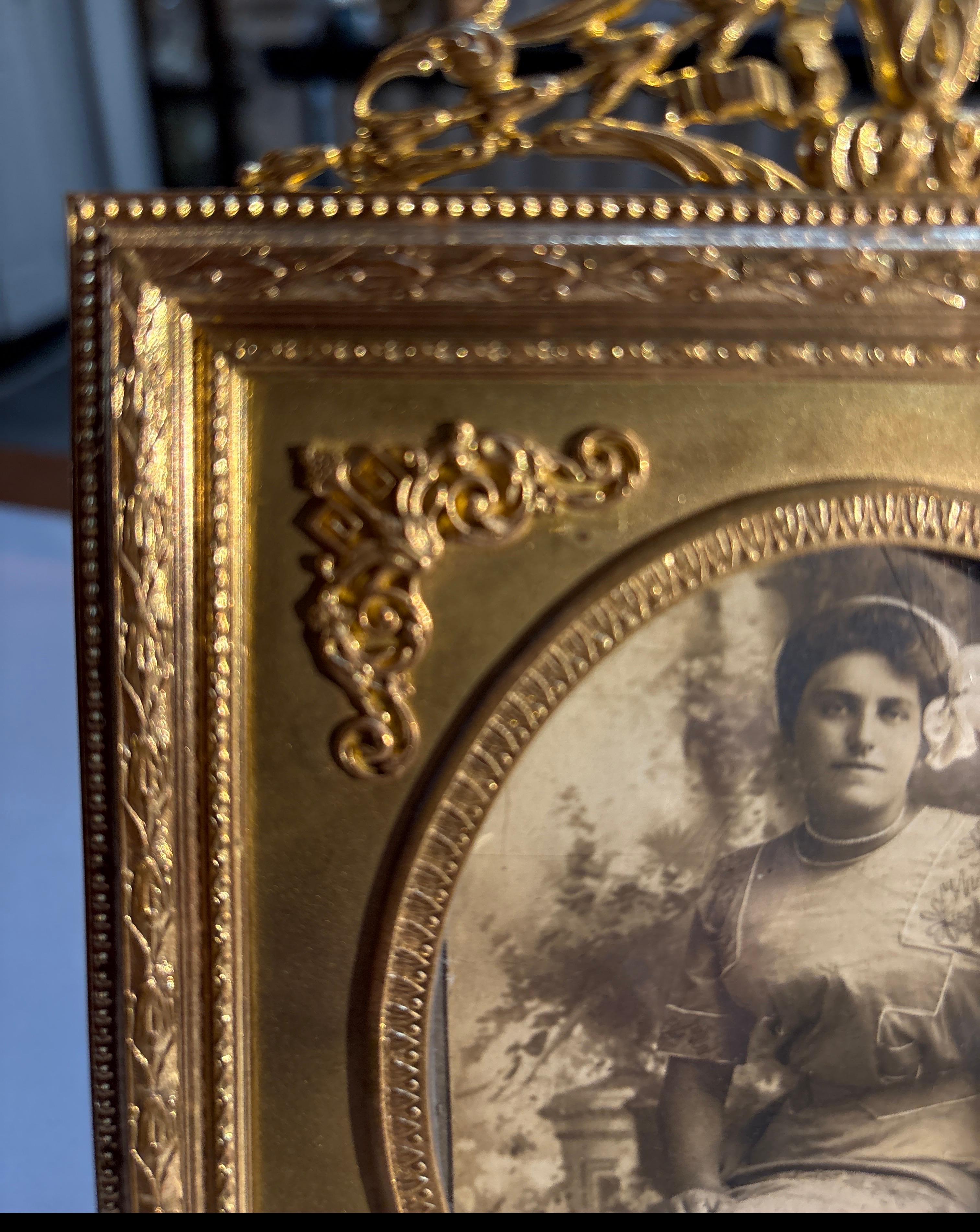 Belle Époque Cadre photo sur pied en bronze doré français de l'AGE. en vente