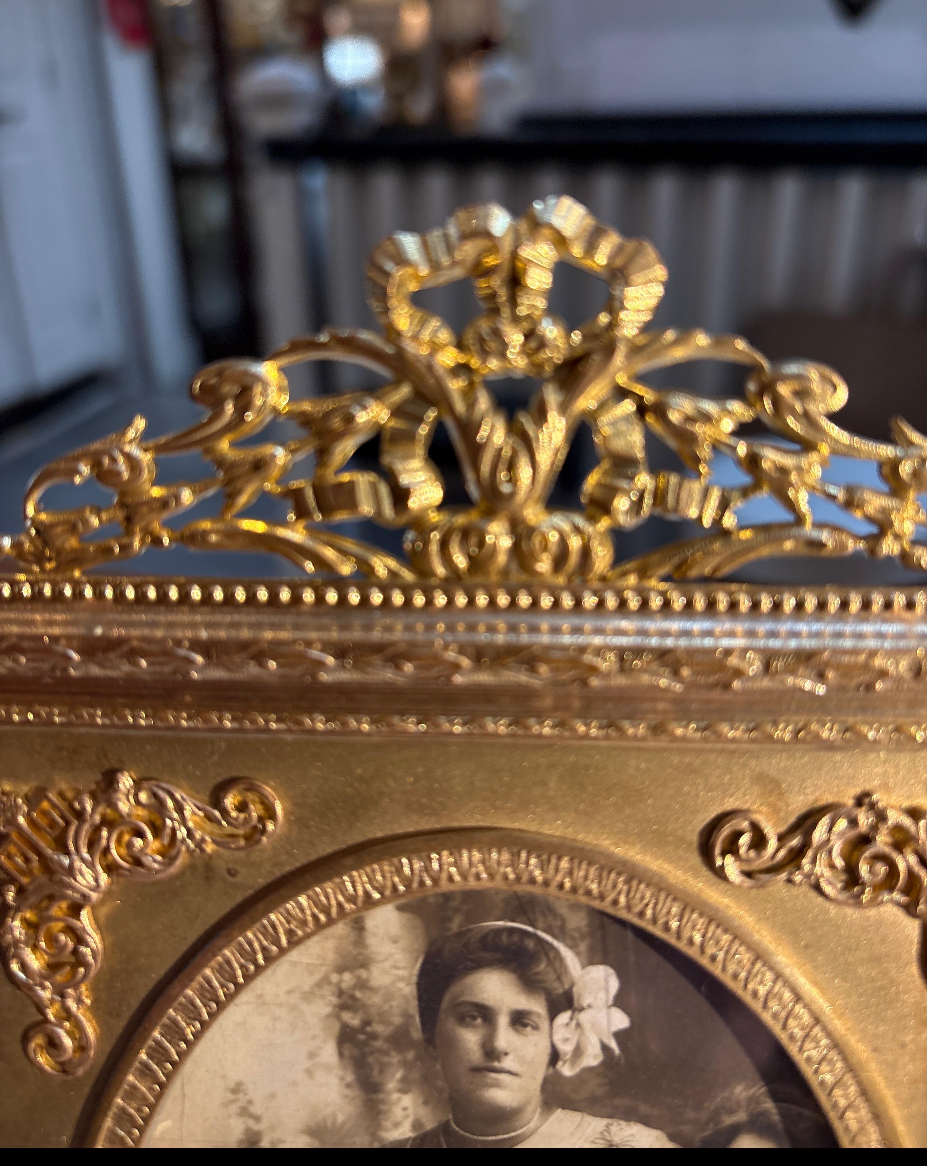 Français Cadre photo sur pied en bronze doré français de l'AGE. en vente